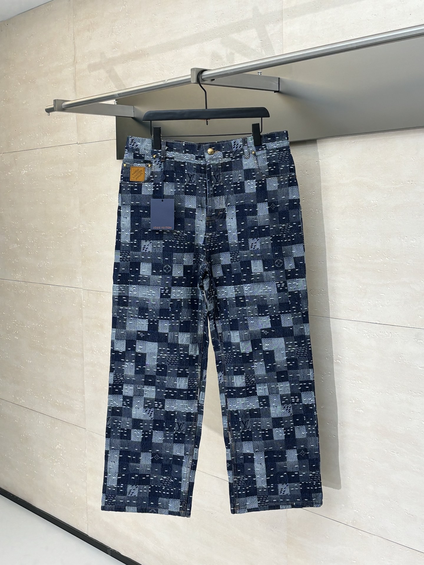 NO:528173,1V/Louis Nigo co-branded plaid embroidered jean trousers This skateboard is from the 2025 autumn and winter series jointly presented by Pharrell Wiliams and Nigo. It incorporates the brand's classic elements into the Damier plaid, and pays attention to the traditional Japanese patchwork craftsmanship with the attention-grabbing effect. It can create a show style with the same style. SizeS-29/M-30/L-31/XL-32,,louis vuitton,alexander wang198609091V/路易 Nigo联名格纹绣线牛仔长裤 本款滑板出自 Pharrell Wiliams 与 Nigo 联袂呈献的 2025秋冬系列,为 Damier格纹融入品牌经典元素,以瞩目拼缝效果致意日本传统拼布工艺,可与同款共筑秀场造型. SizeS-29/M-30/L-31/XL-32,,louis vuitton,alexander wang,Men's clothing