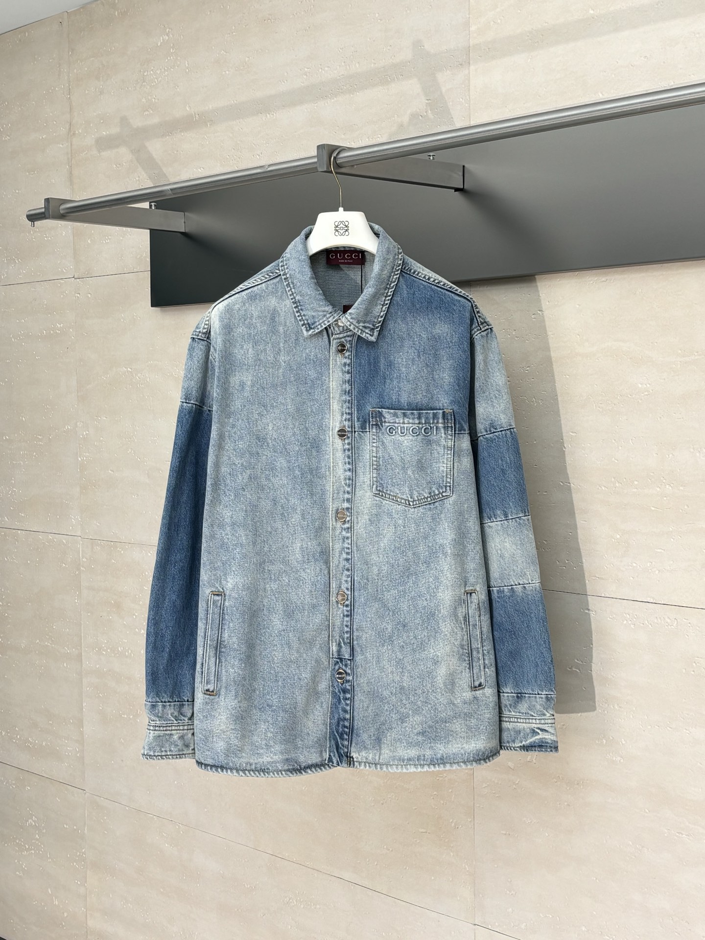 Gucc*/Gucci camisa vaquera de manga larga con lavado y estampado envejecido. Tallas: S/M/L/XL