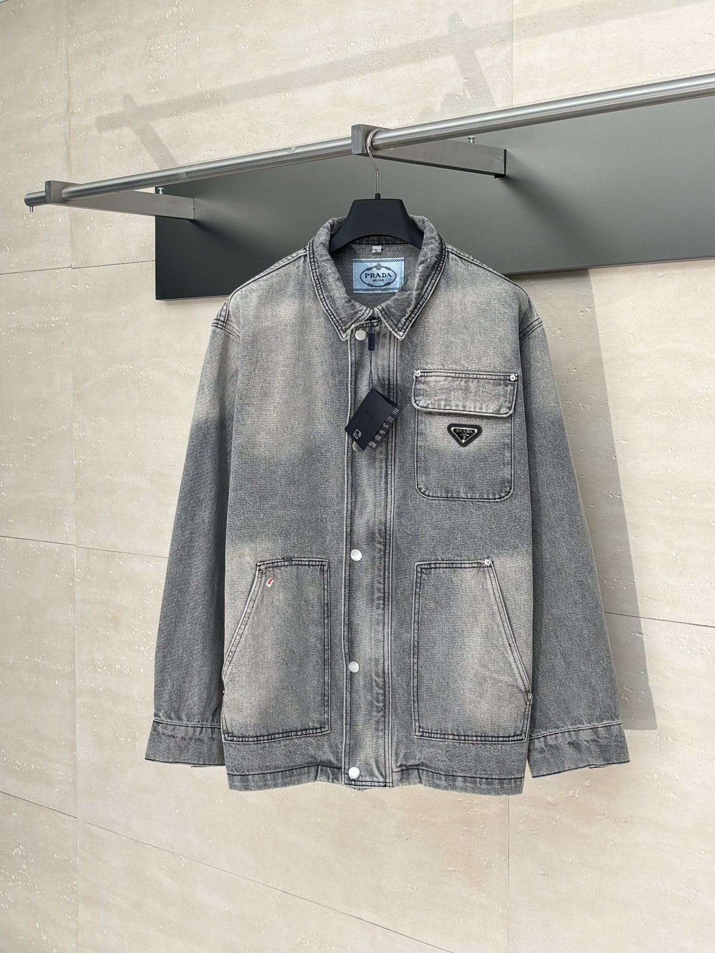 Denim lavado con logo triangular Prad*/Prada 25FW elaborado con equipos de alta densidad en Italia. La base original no…