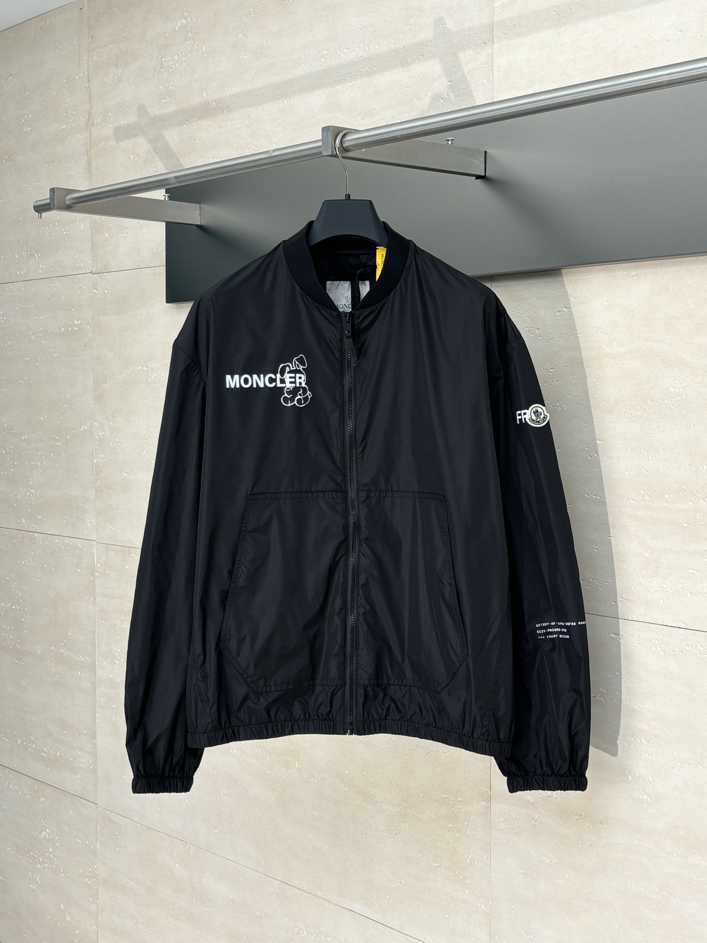 NO:526024,Moncle*/Shield Fujiwara Hiroshi's ultra-light and thin nylon jacket jacket is a coated nylon canvas fabric formed by nylon substrate and coating. The coating can effectively block moisture penetration and make it have good water resistance. Nylon itself has high wear resistance SizeS/M/L/XL, Moncler, jackets & coats, jackets & coats, alexander wang19860909Moncle*/蒙口 藤原浩联名超轻薄尼龙夹克外套 选用尼龙基材并涂层处理之后形成的涂层尼龙帆布面料,涂层能有效的阻挡水分渗透,使其具体良好的防水性,尼龙本身有较高的耐磨性 SizeS/M/L/XL,,Moncler,jackets & coats,jackets & coats,alexander wang,Men's clothing