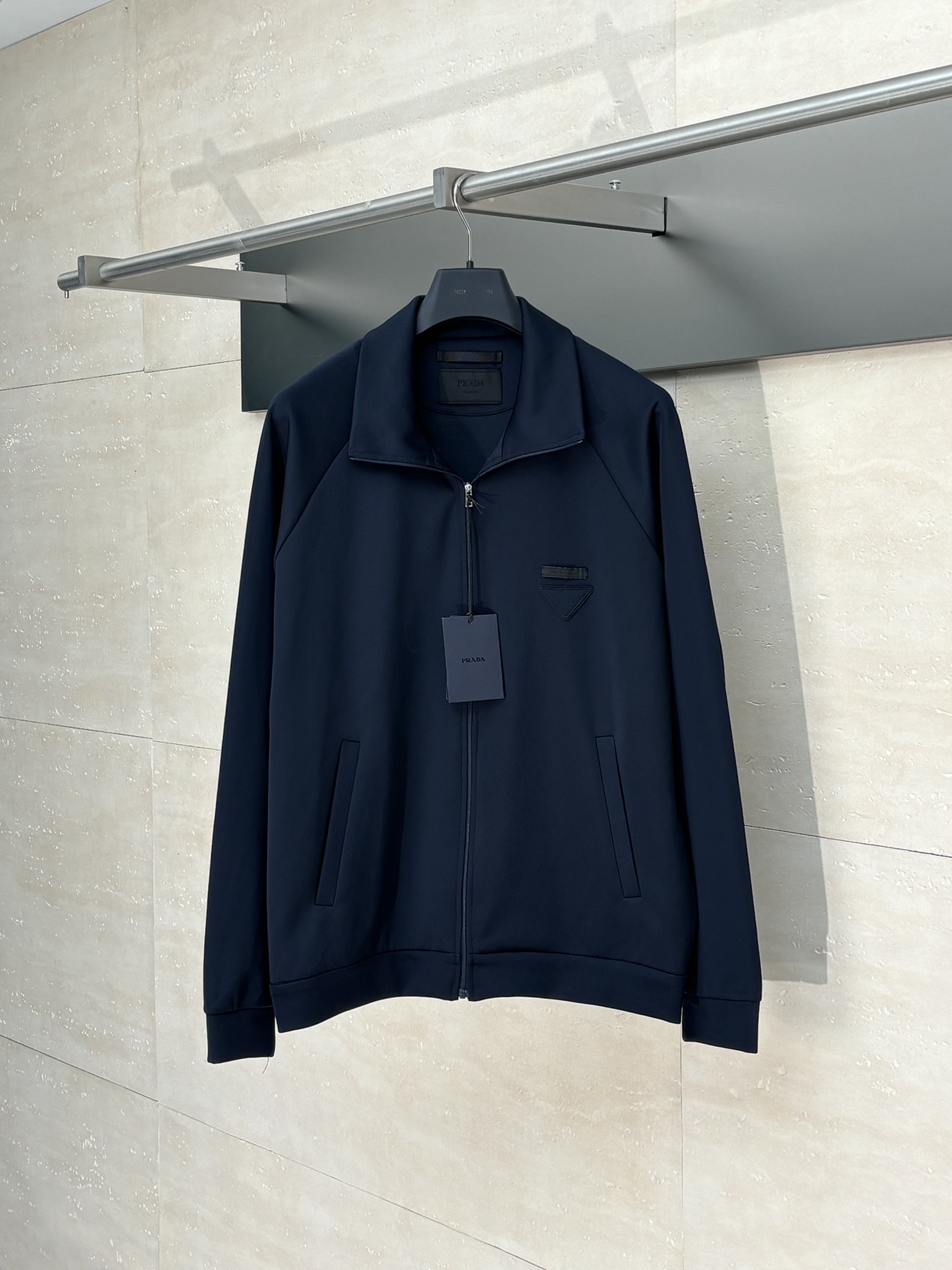 NO:526020,Prad*/Prada Decorative fabric triangle zipper jacket set is a healthy fabric made of 80 natural cotton fibers, and a small amount of bamboo fibers and polyester fibers. Cotton fibers provide natural breathability and comfort. The addition of a small amount of polyester fibers and bamboo fibers strengthens its durability and wrinkle resistance, and the surface feels smooth and has a certain degree of elasticity. SizeS/M/L/XL,,prada,prada,jackets & coats,alexander wang19860909Prad*/普拉达 饰织物三角标拉链夹克套装 以80天然棉纤维为主体,加入少量竹纤维与聚酯纤维等织造而成的健康布面料.棉纤维提供天然的透气性和舒适性,少量聚酯纤维和竹纤维的加入强化其耐用性和抗皱性,表面手感光滑且具有一定的伸缩性. SizeS/M/L/XL,,prada,prada,jackets & coats,alexander wang,Men's clothing