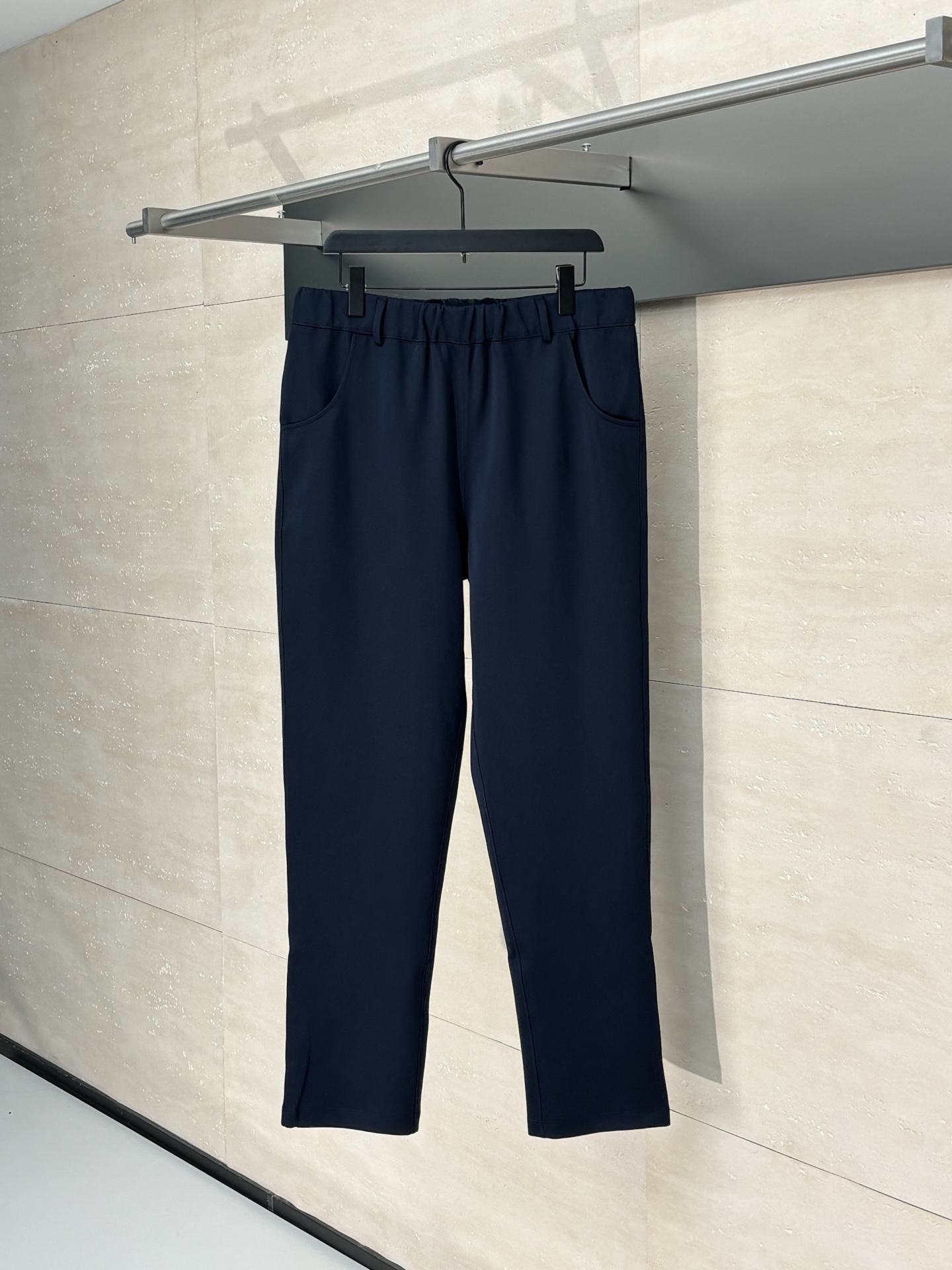NO:526022,Prad*/Prada Decorative fabric triangle set casual trousers are made of 80 natural cotton fibers, and a small amount of bamboo fibers and polyester fibers. Cotton fibers provide natural breathability and comfort. The addition of a small amount of polyester fibers and bamboo fibers strengthens its durability and wrinkle resistance, the surface feels smooth and has a certain degree of elasticity. SizeS/M/L/XL,,prada,prada,alexander wang19860909Prad*/普拉达 饰织物三角标套装休闲长裤 以80天然棉纤维为主体,加入少量竹纤维与聚酯纤维等织造而成的健康布面料.棉纤维提供天然的透气性和舒适性,少量聚酯纤维和竹纤维的加入强化其耐用性和抗皱性,表面手感光滑且具有一定的伸缩性. SizeS/M/L/XL,,prada,prada,alexander wang,Men's clothing