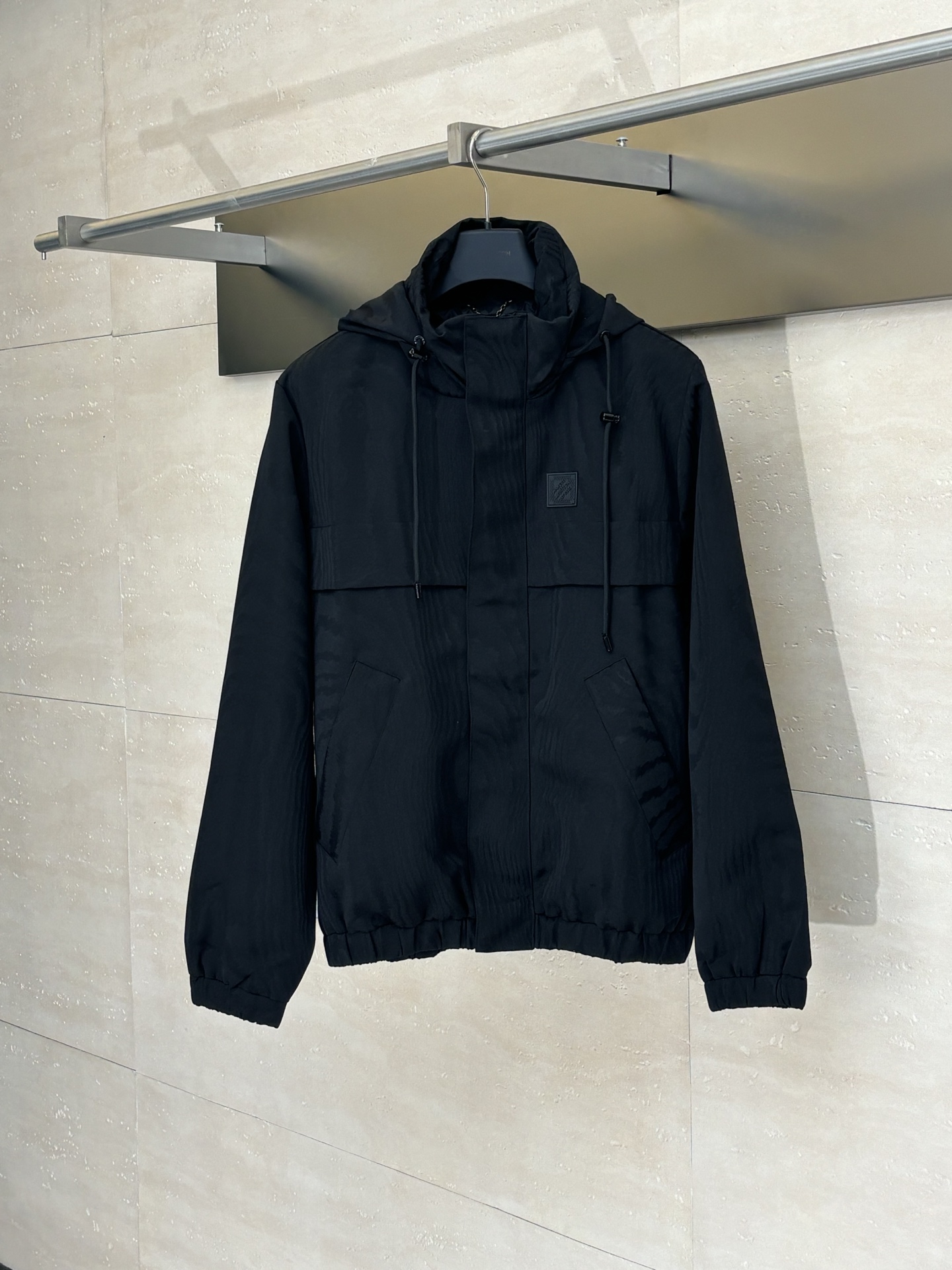 NO:529570,1V*/Louis 25 spring and summer new tree pattern presbyterian jacket Original jacquard fabric Parallel cutting Cover time taking a long time Hardware mold opening Details The upper body of the fabric is super stylish and comfortable Craft hidden hat SizeS/M/L/XL,,louis vuitton,jackets & coats,jackets & coats,hats,alexander wang198609091V*/路易 25春夏新款树纹老花夹克外套 原版提花面料 对位裁剪 套里 耗时较久 五金原版开模 细节处理 面料上身超级有型舒适 工艺隐藏帽 SizeS/M/L/XL,,louis vuitton,jackets & coats,jackets & coats,hats,alexander wang,Men's clothing