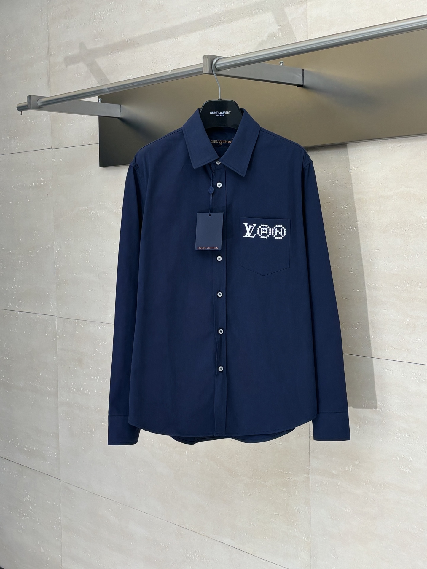 NO:529564,1V/Louis 25FW new portrait print nigo long-sleeved shirt lapel long-sleeved shirt Pharrell Williams and Nigo co-branded custom blue twill cotton fabric left pocket embellishment LV PN logo print back carefully depicts portraits of two designers Front closure and cuffs with pearlescent buttons Classic cut SizeS/M/L/XL,,louis vuitton,louis vuitton,shirts,alexander wang198609091V/路易 25FW新款 人像印花nigo联名长袖衬衫 翻领长袖印花衬衣 Pharrell Williams 和 Nigo联名 订制蓝色斜纹棉布料 左侧口袋点缀 LV PN 标识印花 背部悉心描绘两位设计师肖像 前襟和袖口配有珠光纽扣 经典版型剪裁 SizeS/M/L/XL,,louis vuitton,louis vuitton,shirts,alexander wang,Men's clothing