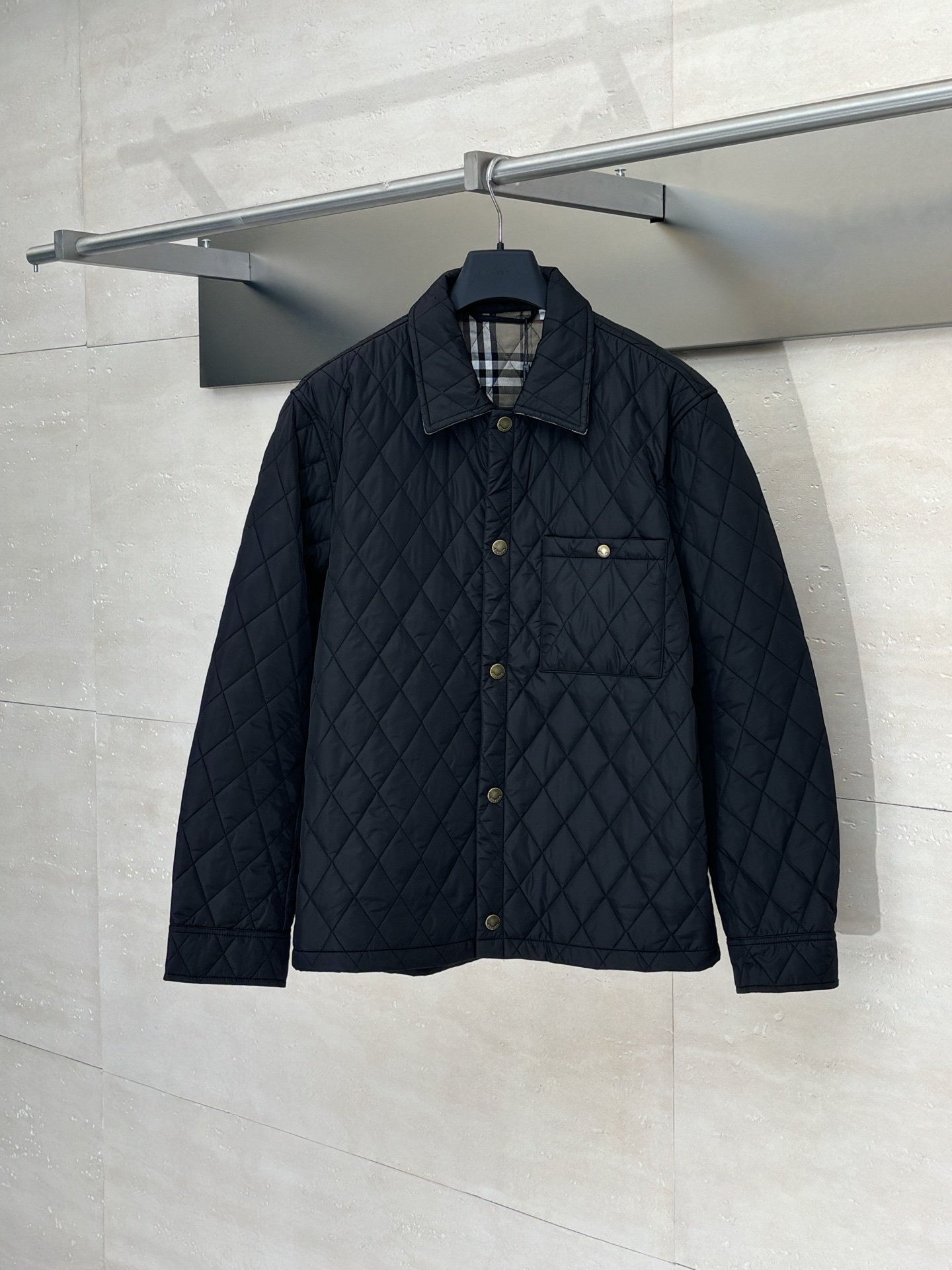 NO:529567,Burberr*/BB quilted nylon Brighton shirt-style cotton jacket SizeS/M/L/XL/XXL,,burberry,burberry,shirts,alexander wang19860909Burberr*/巴宝莉 BB绗缝尼龙 Brighton衬衫式棉服 SizeS/M/L/XL/XXL,,burberry,burberry,shirts,alexander wang,Men's clothing