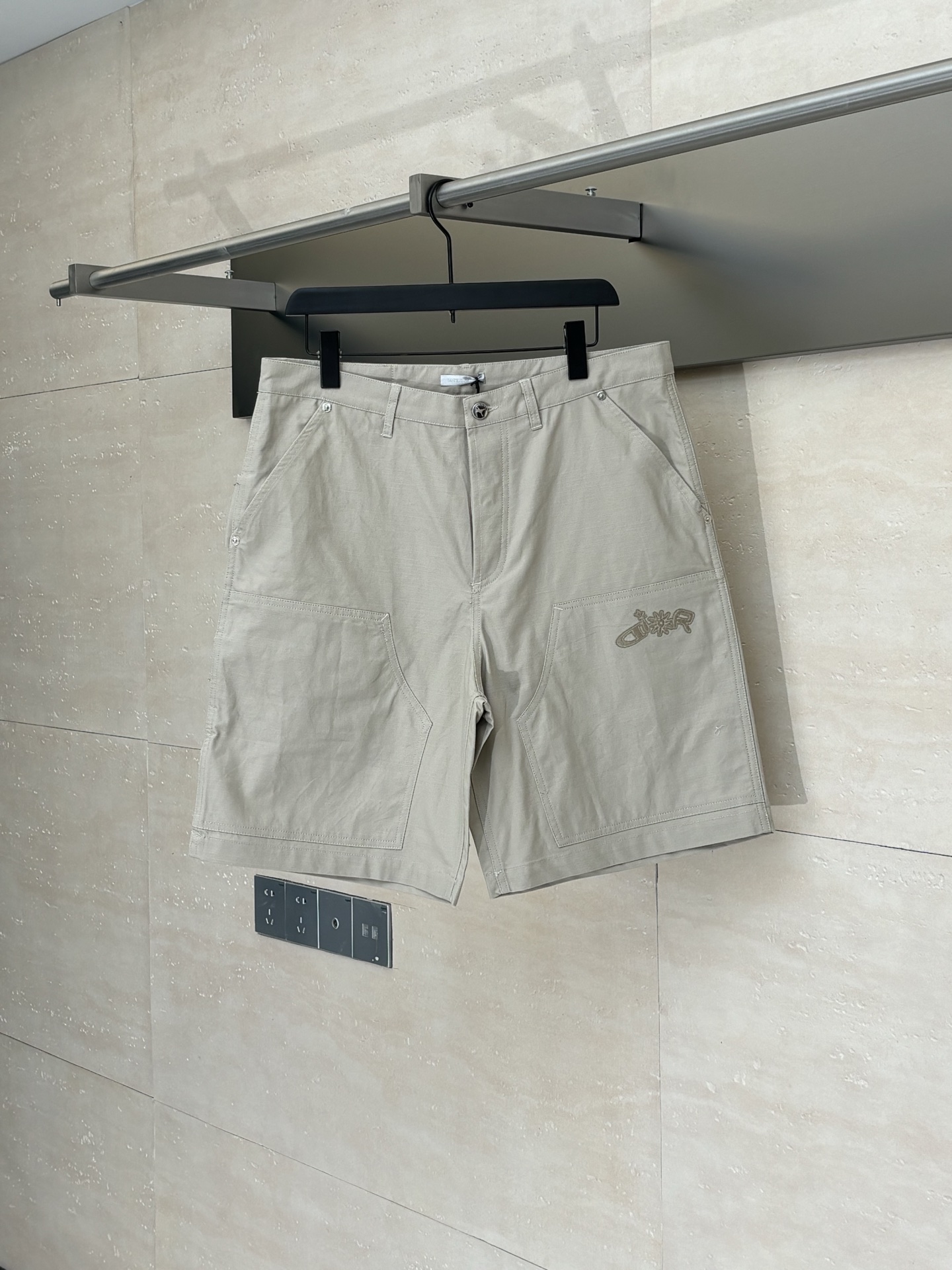 NO:529573,Dio*/Dio LH Hamilton co-branded embroidered logo shorts are soft and glutinous to the touch, and they are not comparable to cheap products!  I used a fabric pre-shrinkage machine imported from Italy. I did not deform or shrink after washing it for many times, and the color was firmly locked. The more I looked, the more I became more and more popular!  The chest and trouser legs are embroidered with embroidery. Each needle of the Swiss high-precision embroidery machine is stubborn and accurately embroidered. The lines of the joint pattern are smooth, and the same color as the fabric but layered! The back waist is made of old letter printing signs, and the pattern is 'welded' on the fabric at high temperature and high pressure. It can be matched with multiple types of clothing to create a fashionable look. Customized auxiliary materials are complete, and the same style as men and women!  SizeS/M/L/XL,,dior,dior,shorts,alexander wang19860909Dio*/迪奥 LH汉密尔顿联名刺绣徽标短裤 摸起来软糯又有筋骨,不是廉价货能比的！用了意大利进口的面料预缩定型机,水洗多少次都不变形、不缩水,颜色也牢牢锁死,越看越上头！胸口与裤腿饰以刺绣点缀,瑞士高精度刺绣机每一针都扎得稳、绣得准,联名图案的线条流畅,和面料同色却有层次感!后腰做旧字母印花标牌,高温高压把图案“焊”在面料上,能与多类型服饰搭配营造时尚造型,定制辅料,三标齐全,男女同款！ SizeS/M/L/XL,,dior,dior,shorts,alexander wang,Men's clothing