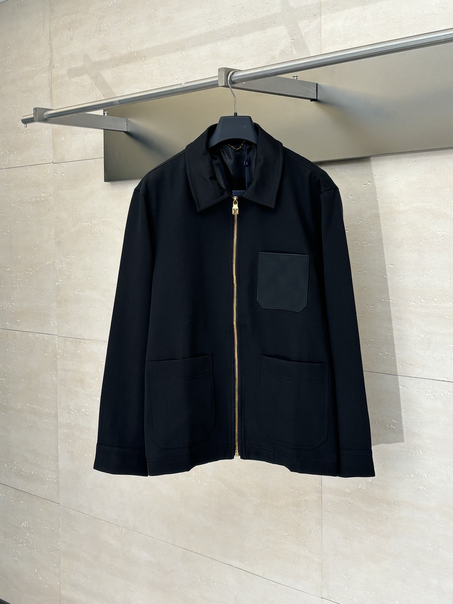 NO:526028,1V/Louis 25 new lightweight linen denim work jacket This work jacket is made of lightweight twill linen, with the highest quality arier embossed leather to shape the chest patch pocket, and then Marque L.Vuitton's highest quality eposee nubby leather label embellished behind the back. It can be matched with the same trousers to create a summer daily choice. SizeS/M/L/XL,,louis vuitton,jackets & coats,jackets & coats,alexander wang198609091V/路易 25新款 轻质亚麻牛仔工装夹克外套 本款工装拉链夹克取材轻质斜纹亚麻,以最高品质arier 压纹皮革塑造胸前贴袋,再令 Marque L.Vuitton 最高品质eposee 正绒面革标签点缀背后.可搭配同款长裤,打造夏季日常之选 SizeS/M/L/XL,,louis vuitton,jackets & coats,jackets & coats,alexander wang,Men's clothing