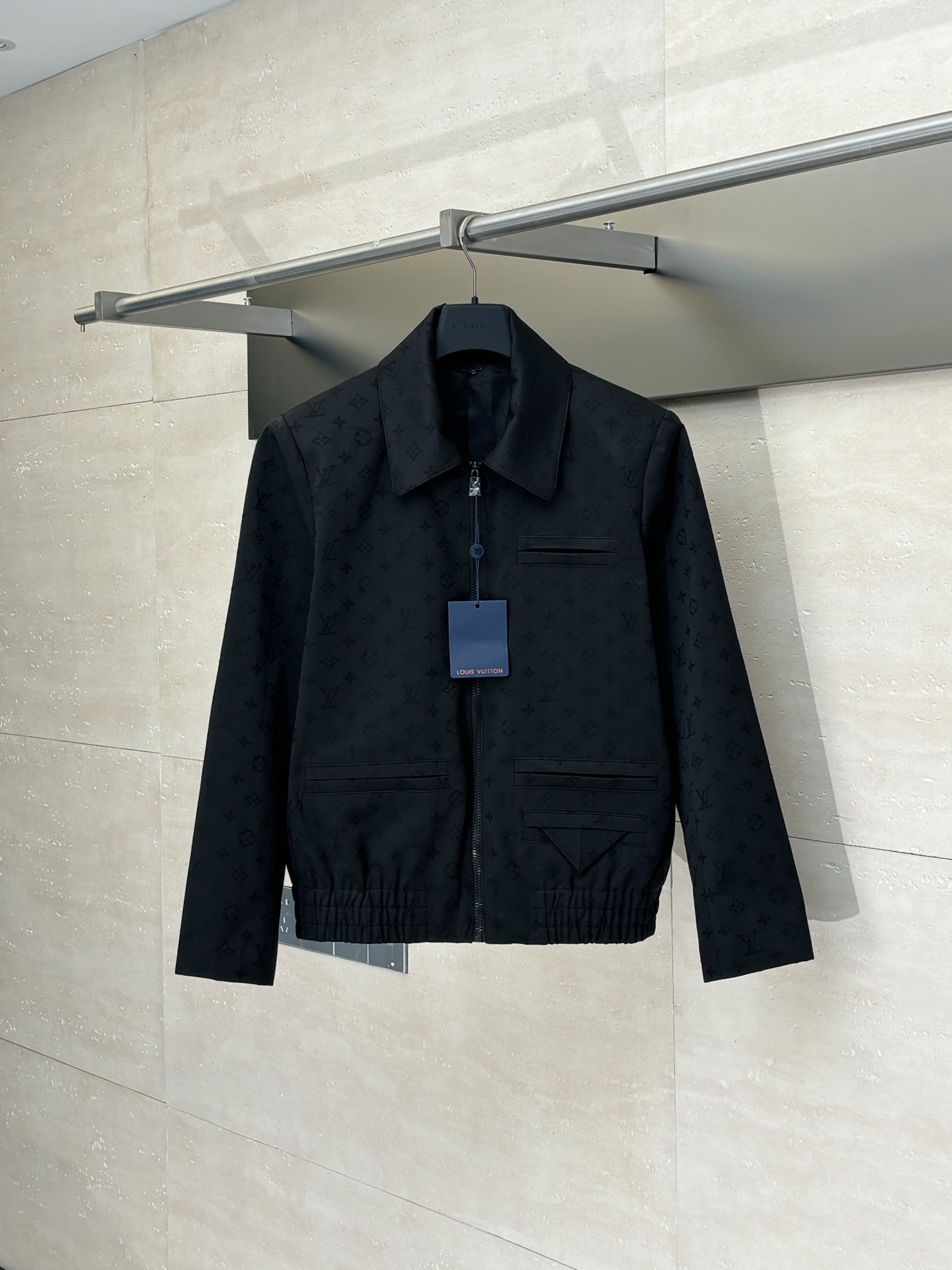 NO:526006,(Compare any version on the market at will) 1V/Louis 25SS new wool full-print jacquard jacket, ready-to-wear pads have a brass cotton shoulder cotton, wool plastic has a classic silhouette, full-frame Monogram jacquard presents a subtle texture. The elastic waist freeze sporty style, the whole clothing brand logo jacquard embellishment, the full-print is not a simple print, but ensures that each pattern will not fade for a long time through nano-level yarn dyeing. The distance is a retro old flower. The matte and gloss embedded in the texture can be seen in close view, the elastic waist freeze sporty style, and the inlay pocket adds a formal look. (Wool jacquard fabric, ready-to-wear pattern pads have a brass cotton shoulder cotton, the upper body effect is straight and not loose) Size46/48/50/52,,louis vuitton,jacquards & coats,jackets &  coats,alexander wang19860909（随意对比市面任意版本） 1V/路易 25SS新款羊毛满印提花夹克外套 成衣垫有胸棉 肩棉 绵羊毛塑就经典廓形,全幅 Monogram 提花呈现微妙质感.弹性腰部定格运动风尚,全衣品牌徽标提花点缀,满印并非简单印花,而是通过纳米级纱线染色确保每一处图案经久不褪,远看是复古老花,近观可见纹理中嵌入的哑光与亮面交错效果,弹性腰部定格运动风尚,嵌线口袋再添正装气息.（羊毛提花面料 成衣版型垫有胸棉 肩棉 上身效果笔挺 不松垮） Size46/48/50/52,,louis vuitton,jackets & coats,jackets & coats,alexander wang,Men's clothing