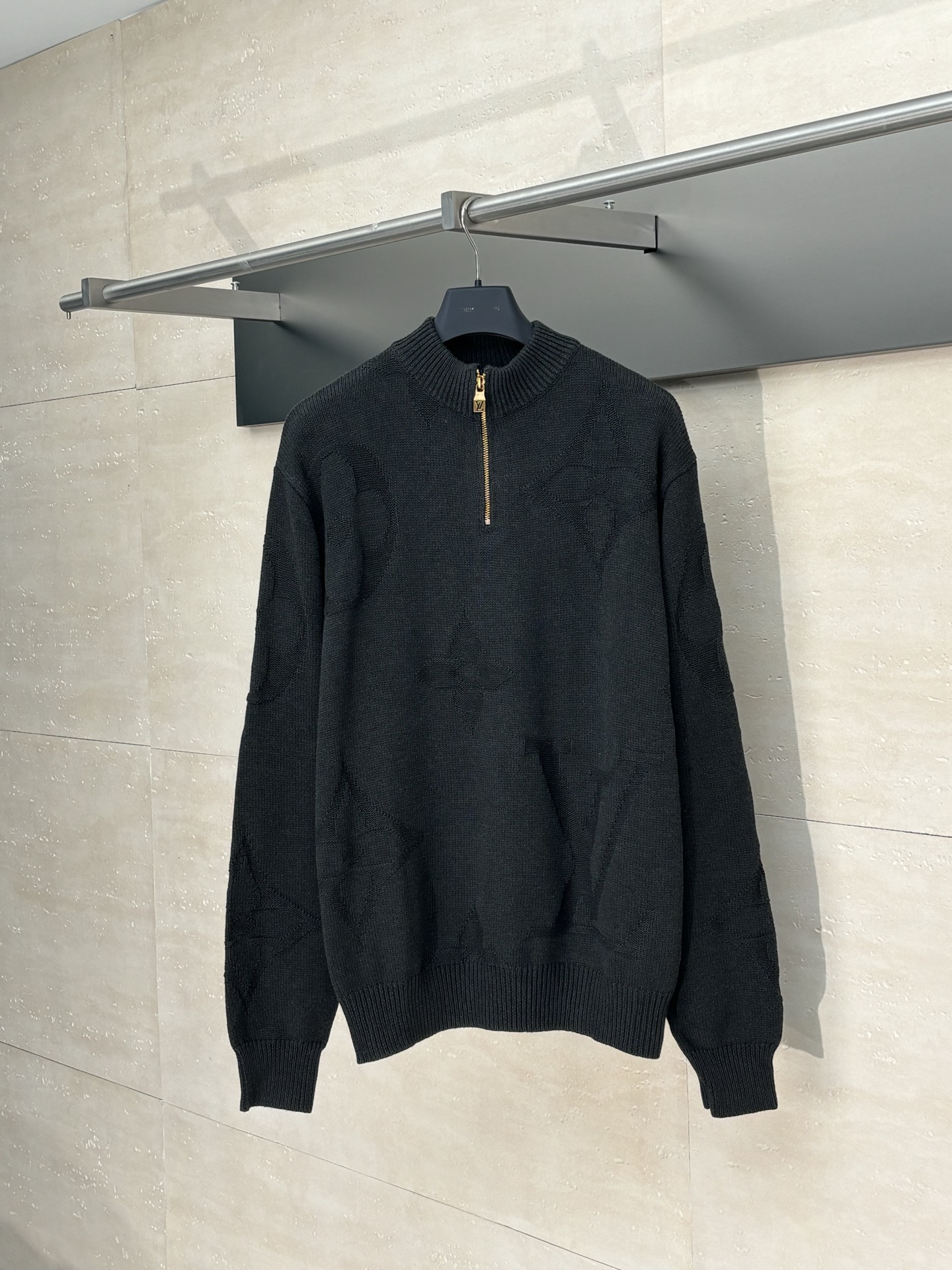 NO:528202,1V*/Louis 25Fw dark pattern jacquard semi-zipper sweater woven with 100% pure wool cotton thread, full-size Monogram Macro  The pattern is made of delicate texture with stitching. The imported jacquard wool wool wool piece 6S thick needle cotton sweater has natural curly and elasticity, and has excellent warmth performance. The surface of the sweater is formed with obvious texture and lines through thick needle knitting technology, which enhances the three-dimensional and layered sense of the sweater. The double-sided jacquard embossed knitted process, embossed effect knitted sweater is a kind of knitted clothing with special texture and visual effects. The surface of the sweater is processed through special processes. Using special embossed mechanical equipment, through special knitting techniques, the embossed effect is directly formed in the knitting process of the sweater. The uneven and three-dimensional pattern is formed, which increases the decorative and three-dimensional sense of the sweater pattern. The neckline is designed with a custom-made open molded 4-digit pure copper painted semi-zipper, which feels smooth and does not lag. SizeS/M/L,,louis vuitton, sweaters, alexander  wang198609091V*/路易 25Fw暗纹提花半拉链毛衣 采用百分百纯绵羊毛棉线织成,全幅铺陈Monogram Macro 图案,以缝线呈现细腻纹理效果.由进口提花机织片6S粗针棉羊毛毛衣,羊毛具有天然的卷曲和弹性,保暖性能极佳,通过粗针编织技术使得毛衣表面形成明显的纹理和线条,增强了毛衣的立体感和层次感.双面提花压纹针织工艺,压纹效果针织毛衣是一种具有特殊纹理和视觉效果的针织衣物,毛衣表面通过特殊的工艺处理.利用专门的压纹机械设备,通过特殊的编织技法,直接在毛衣的编织过程中形成压纹效果.形成了凹凸不平、有立体感的图案,增加毛衣图案装饰感和立体感.领口部分采用拉链设计,定制开模4号纯铜烤漆半拉链,手感顺滑不卡顿. SizeS/M/L,,louis vuitton,sweaters,alexander wang,Men's clothing