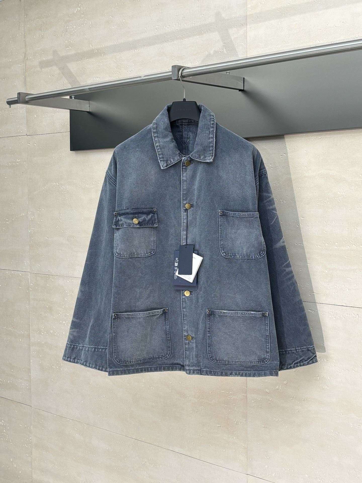 NO:528188,Prad*/Prad* 25FW old ice blue four-bag denim work jacket jacket is made of high gram-heavy cotton canvas, which ensures a hard and straight contour while improving durability. Multi-stage artificial wear technology is adopted, including sandpaper grinding, enzyme washing and fading, edge tearing, and forming a natural fading gradient at stress areas such as neckline, cuffs, hem, etc., to simulate retro traces of long-term wear. The surface is applied to a matte resin coating, which not only retains the canvas' rough texture and enhances wind and stain resistance. SizeS/M/L,,prada,prada,jackets & coats,jackets & coats,alexander wang19860909Prad*/普拉达 25FW做旧冰蓝四袋牛仔工装夹克外套 选用高克重棉质帆布,通过特殊鞣制与预缩处理,确保硬挺廓形的同时提升耐久性.采用多阶段人工磨损技术,包括砂纸打磨、酶洗褪色、边缘撕裂处理,在领口、袖口、下摆等应力部位形成自然褪色梯度,模拟长期穿着的复古痕迹.表面施加哑光树脂涂层,既保留帆布粗粝肌理,增强防风防污性能 SizeS/M/L,,prada,prada,jackets & coats,jackets & coats,alexander wang,Men's clothing