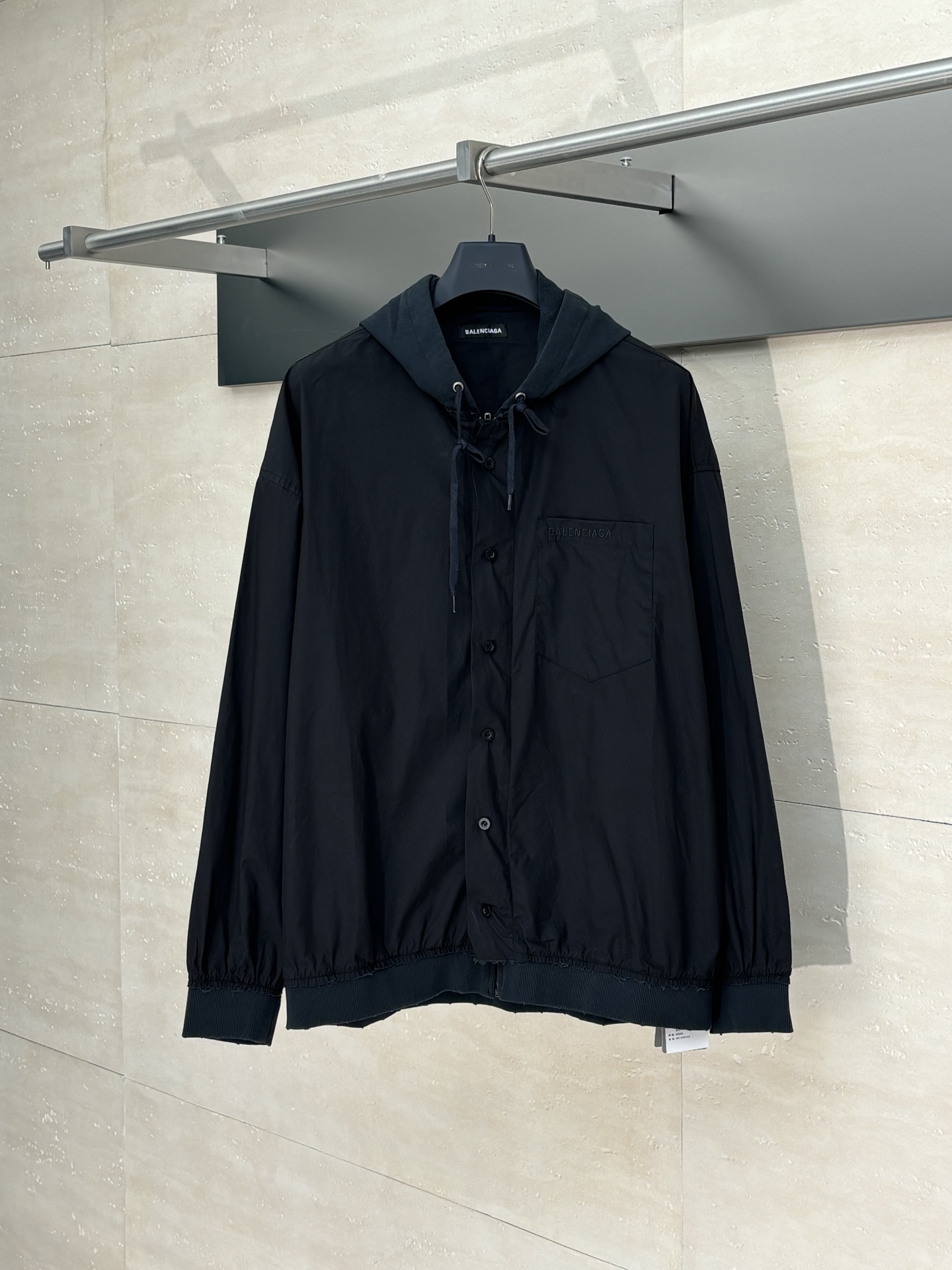 NO:529597,Balenciag*/Paris Blcg spliced ​​embroidered hooded jacket is made of high-density washing horizontal melon knitted fabric, combining a crisp texture and comfortable wearing experience. 2 The splicing process of the fabric shows the brand's iconic deconstruction aesthetics, and the large loose fitting tailors create an avant-garde silhouette. The cuffs, hem and hood are made of special treatment fabric to enhance durability, and the zipper and button double closure system achieve a front and reverse design. The overall wiring is straight and delicate, the fabric is comfortable and soft, and the color is consistent and there is no color difference. It can be matched with the same style to create a fashionable look. It can be customized for various occasions, customized auxiliary materials, complete three standards, and the same style for men and women!  SizeXS/S/M, balenciaga, jackets & coats,hats,alexander wang19860909Balenciag*/巴黎Blcg 拼接刺绣连帽外套 采用高密度洗水平纹针织面料打造,兼具挺括质感与舒适穿着体验.2片面料拼接工艺展现品牌标志性解构美学,大号宽松版型剪裁营造前卫廓形.袖口、下摆与帽兜采用特殊处理面料增强耐用性,拉链与纽扣双重开合系统实现正反两穿设计.整体走线平直细腻,面料舒适柔软,颜色一致无色差,能与同款搭配营造时尚造型,驾驭各种场合,定制辅料,三标齐全,男女同款！ SizeXS/S/M,,balenciaga,jackets & coats,hats,alexander wang,Men's clothing