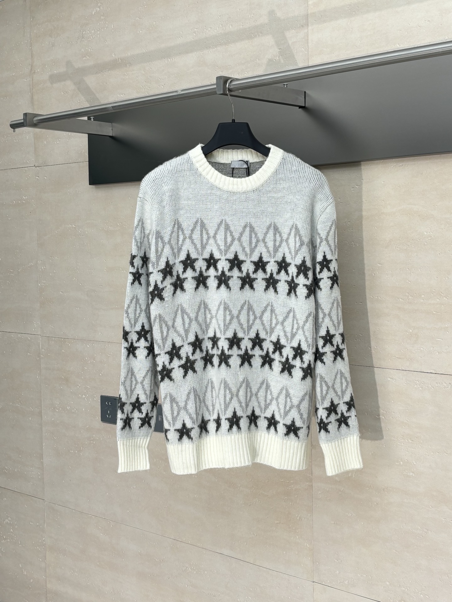 NO:528183,Dio*/Dio 25Fw Star Wool sweater The fabric is wool comfortable without tying the skin and is crisp and stylish. It is knitted with STOLL computer horizontal machine imported from Germany. The CD star patterns are all counted according to the original stitch and each revolution of each stitch. The size and proportion of the finished pattern are exactly the same as the original large body knitted single-sided fish scale needle pattern. The hem, sleeves and collar are knitted with different types of yarns and 1*1 thread closing and elastic. The high-density precision sewing basin machine is sewn with uniform seams and moderate elasticity. All wool edges are treated with keyholes to keep them neat. After washing with special methods of sweater categories, the surface of the clothes is made of special wool pulling technology. SizeS/M/L,,dior,dior,sweaters,alexander wang19860909Dio*/迪奥 25Fw星星羊毛针织衫 面料成分为羊毛舒适不扎肤挺括有型.采用德国进口STOLL电脑横机编织,CD星星图案全部按照原版每针每转数出,对位对花,成品图案大小和比例完全同原版大身编织单边鱼鳞针纹,下摆和袖子以及领子使用不同类型的纱线编织1*1螺纹收口有弹性.采用高密度精密缝盆机器缝合, 缝线均匀,弹力适中,所有的毛织边口均做了锁眼处理,保持整洁.经过毛衣品类的特殊方法洗水后,衣身表面使用特殊的拉毛工艺. SizeS/M/L,,dior,dior,sweaters,alexander wang,Men's clothing