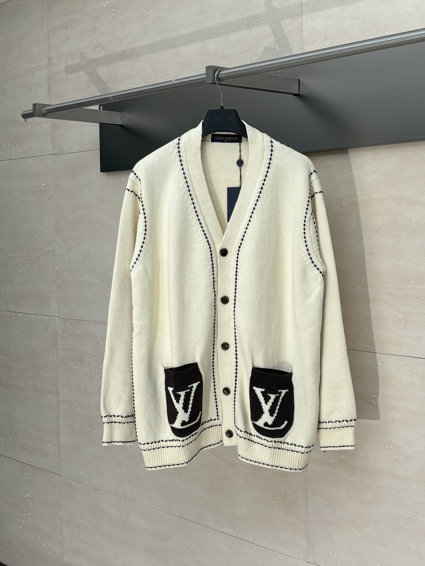 NO:528205,1V*/Louis x Tyler 25Fw co-branded bright thread pocket inlay cardigan. The fixed dyeing yarn is made of 70 merino wool 30 Qinglun 32 double-strand yarn. The most advanced imported 7 knitting machine 26 yarn jacquard knitting takes 280 minutes. The pocket embellishment logo pattern adopts a computer scan and depicts the pattern. The position of the pocket is based on the fur joints. The eye-catching details of the ready-to-wear is quite exquisite. The special bright thread needle-hanging design is designed, and the excess yarn at the bottom is manually pulled out and cut and knotted. The texture lines are more three-dimensional and layered. The density of the wool is fine and woven tightly, the touch is soft and skeleton feels, the width and drape are stronger, and the feel is solid and not tidy, and it is warmer. SizeS/M/L,,louis vuitton,alexander wang198609091V*/路易 x Tyler 25Fw联名明线口袋嵌花开衫 定染纱线采用70美丽诺羊毛30晴伦32支双股纱用最先进的进口正7针织机26把纱咀提花编织耗时280分钟.口袋点缀嵌花标识图案采取电脑扫描描绘的图案,贴兜位置根据衣身对花车缝,成衣吸睛细节相当精致.特殊明线走针挂毛设计,底部多余纱线由人工抽出剪断打结埋线,肌理线条更有立体感和层次感.毛料密度细密编织紧致,触感柔糯中又带骨架子感,挺阔度与垂坠感更强,手感扎实不扎身更保暖. SizeS/M/L,,louis vuitton,alexander wang,Men's clothing