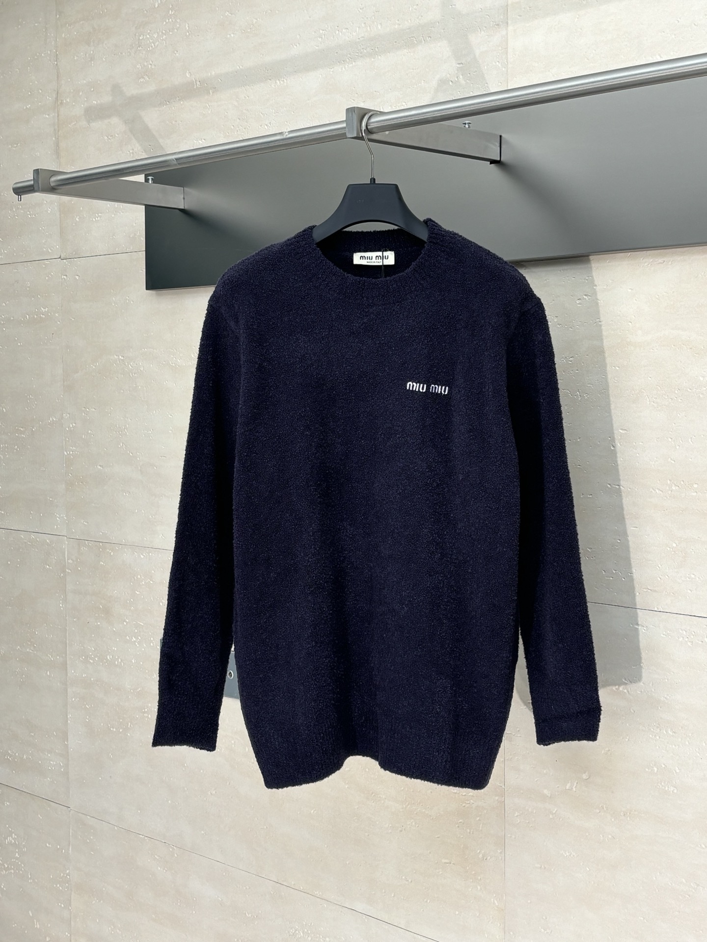 NO:528185,Miumiu*/Miao Miu 25FW small embroidered Teddy round neck sweater adopts fixed knitted 60 wool night blue black wool circle circle yarn, the night blue black circle yarn has high elasticity and good elasticity, different from the market's version without elastic meat, the special washing process is very crispy, soft and skin-friendly, and the regular 3-needle knitting process. The chest letters are imported from Tianjima machine ten thousand needle embroidery with needle embroidery technology, and the positioning embroidery is very full, the fine needle method is dense, the pattern is clear and the lines are strong, and the details and spacing of the letters are greatly restored. The upper body is skin-friendly and versatile, worn in front of others, and a autumn and winter item that is powerful to plant grass. Size38/40/42,,miumiu,sweaters,alexander wang19860909Miumiu*/缪缪 25FW小刺绣泰迪圆领毛衣 采用定织定染60绵羊毛夜蓝色黑羊毛圈圈纱,夜蓝色里透黑的圈纱线延展性高弹力性好,区别市面无弹扎肉版本,特殊水洗工艺非常酥软亲肤,正3针针织工艺.胸口字母采用进口田岛机万针刺绣搭配挨针绣工艺,定位刺绣非常的饱满 ,精细针法绵密,图案清晰且线条感强,字母细节和间距都极大的还原.上身亲肤百搭,穿在人前,实力种草的一款秋冬单品. Size38/40/42,,miumiu,sweaters,alexander wang,Men's clothing