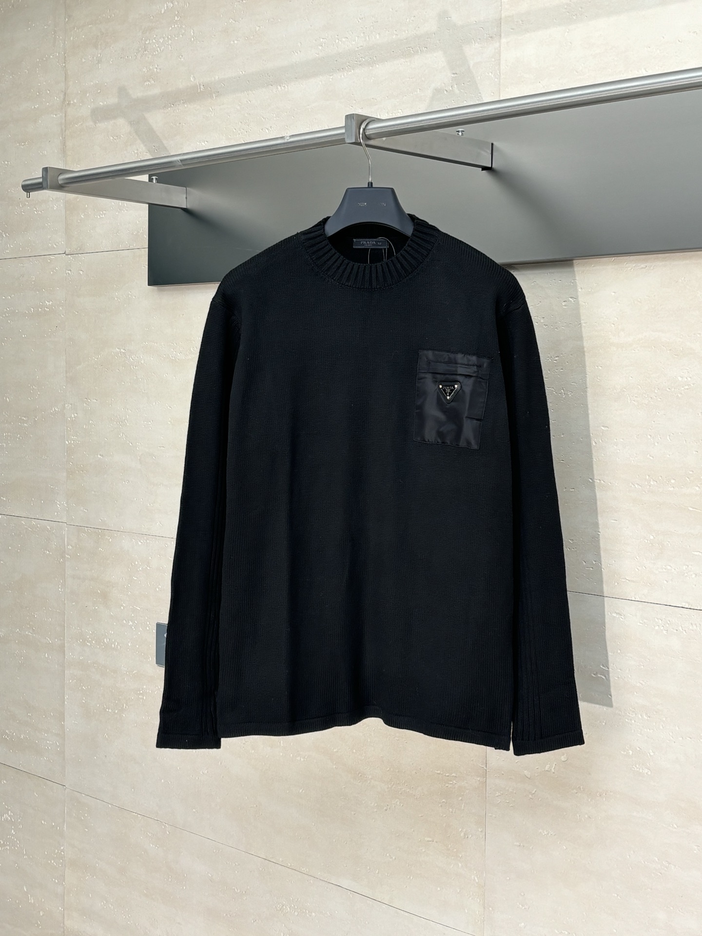 NO:528187,Prada*/Prada 25Fw nylon connector bag long sleeve  The fabric is made of 60 mercerized double-sided fabric weighs 240G, and the cloth washes water to fix the clothes pattern and increase the feel. Custom yarn, double thread wrap, and 1*1 pull-up ribs are dyed in the same cylinder to ensure that the same color does not deform. The custom zipper of the auxiliary material is electroplated brightly, the pull-up teeth are made of European tooth, the surface of the leather mark is electroplated by stainless steel, the bottom is combined with soft cowhide, and the triangle mark is positioned with imported special machine infrared, and the position of the triangle mark is more accurate and firm. The ultra-high number of fine yarn cotton thread makes the cutting process more fashionable and neat. The cuffs and bottom edges are used to fix the double bright threads. The inner joints of the shoulder line are made of elastic inlays to prevent the deformation of the clothes body after washing multiple times. The auxiliary material hanging tag washing mark is synchronized with the original version, and the classic conventional round neck original straight tube style is versatile and durable. It is recommended to buy.  SizeS/M/L, prada, prada, cowhide, alexander wang19860909Prada*/普拉达 25Fw尼龙拼接口袋长袖 面料采用60支丝光双面面料克重240G,布匹洗水固定衣服版型与增加手感,定制纱线,双线缠绕,同缸染1*1拉架罗纹保证同色不变形.辅料拉链定制拉头电镀亮黑,拉牙采用欧款牙,皮标表面采用不锈钢材料电镀,底部采用软牛皮结合逢成,采用进口专机红外线定位,三角标位置更为精准,牢固结实.超高支数的细纱棉线让裁剪工艺更为时髦利落,袖口、下摆底边采用的分别专机辑双明线收边固定,肩线内部做缝处以弹力嵌条的嵌入防止多次穿洗后衣身变形.辅料吊牌洗水唛同步原版一应俱全,经典常规圆领原直筒版型,百搭耐看,推荐购入. SizeS/M/L,,prada,prada,cowhide,alexander wang,Men's clothing