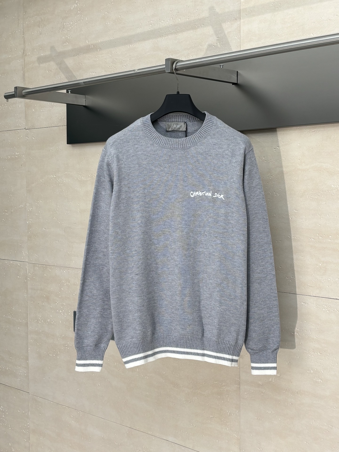 NO:528189,Dio*/Dio 25Fw letter embroidery round neck sweater is made of 70 wool 30 camel wool blended 40 double strand yarns to carry the balls. The color spinning yarn is fixed to dye rice and apricot color, and the imported 12-needle knitting machine is used for plain-patterned craftsmanship. The chest is decorated with classic logos to embroider the front, and the letter pattern is embroidered by imported Tiandao machine. The precision needle embroidery process is very fine and dense, and the letter pattern is outlined clearly. The double-sided wool hanging process, fine workmanship, clear texture and texture, and extremely fine woven thread is made of environmentally friendly fibers. Combined with the special soft washing process, the fabric of the clothes has a soft touch, and the soft stretched environmentally friendly microfibers create the bottom layer. It is difficult to deform easily, and it still retains the original broad sense. SizeS/M/L,,dior,dior,sweaters,alexander wang19860909Dio*/迪奥 25Fw字母刺绣圆领毛衣 采用70羊毛30驼毛混纺40支双股纱线扛起球.对版色纺纱线定染米杏色,采用进口12针针织机做平纹工艺.胸前饰以经典标识点缀正面,字母图案采用进口田岛机万针刺绣,精密挨针绣工艺,刺绣非常精细针法绵密,字母图案勾勒设计清晰.双面挂毛工艺、精细做工、肌理纹路清晰,极细织线由环保纤维打造.结合特殊软洗水工艺处理,衣身面料具有柔软触感,柔和拉伸的环保微纤维打造底层,拉伸不易变形,仍保有原有的挺阔感. SizeS/M/L,,dior,dior,sweaters,alexander wang,Men's clothing