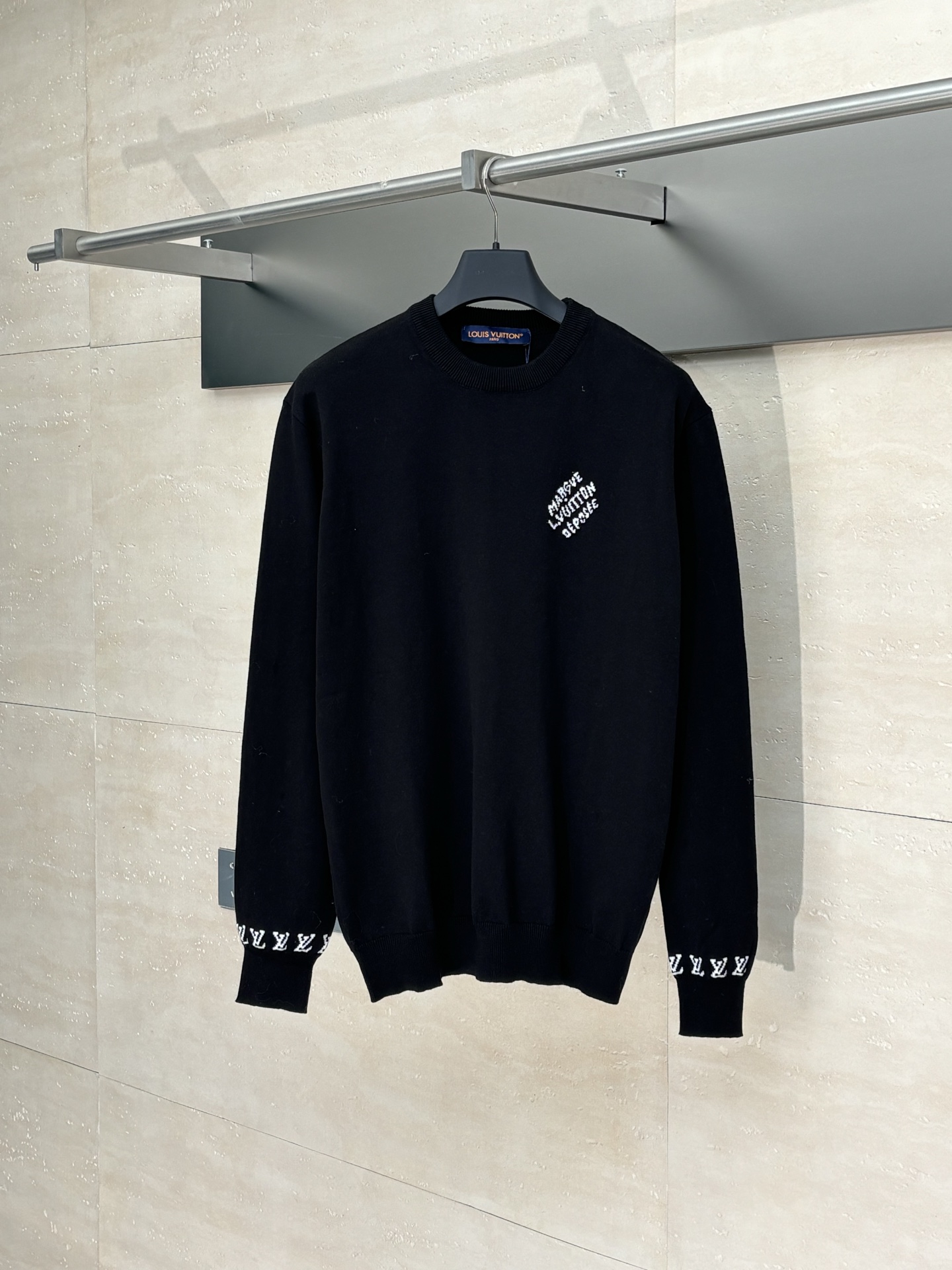 NO:529590,1V/Louis 24SS cuff jacquard long-sleeved sweater Original 11,850 purchased, this base sweater wool yarn is made of 48 ultra-fine high-density worsted wool yarn, the upper body is soft, comfortable and soft, and is knitted with 16 imported from Germany. The original wool yarn is color-to-color, environmentally friendly fixed color and dyeing, and the customized cotton yarn is introduced. The jacquard fabric requires fine yarn and extremely high requirements for raw cotton. The letter pattern adopts double-sided wool hanging process, fine workmanship, clear texture and clear texture. The extremely fine wool yarn is made of environmentally friendly fibers, combined with special soft washing process, the fabric of the garment has a soft touch, and the soft stretched environmentally friendly microfibers create the bottom layer, which is not easy to deform when stretched. Suitable for autumn and winter base commuter items. size: s-L,,louis vuitton, sweaters, alexander wang198609091V/路易 24SS 袖口提花长袖毛衣 原11,850购入,此款打底衫毛纱采用48支超细高密度精纺羊毛纱线,上身柔软舒适柔软,采用德国进口斯托尔机16针织造.织线原衣对色,环保固色定染,引进定制全棉纱线,提花面料要求纱支精细,对原料棉要求极高,字母图案采取双面挂毛工艺、精细做工、肌理纹路清晰,极细织线由环保纤维打造,结合特殊软洗水工艺处理,衣身面料具有柔软触感,柔和拉伸的环保微纤维打造底层,拉伸不易变形.适合秋冬打底通勤单品. size: s-L,,louis vuitton,sweaters,alexander wang,Men's clothing