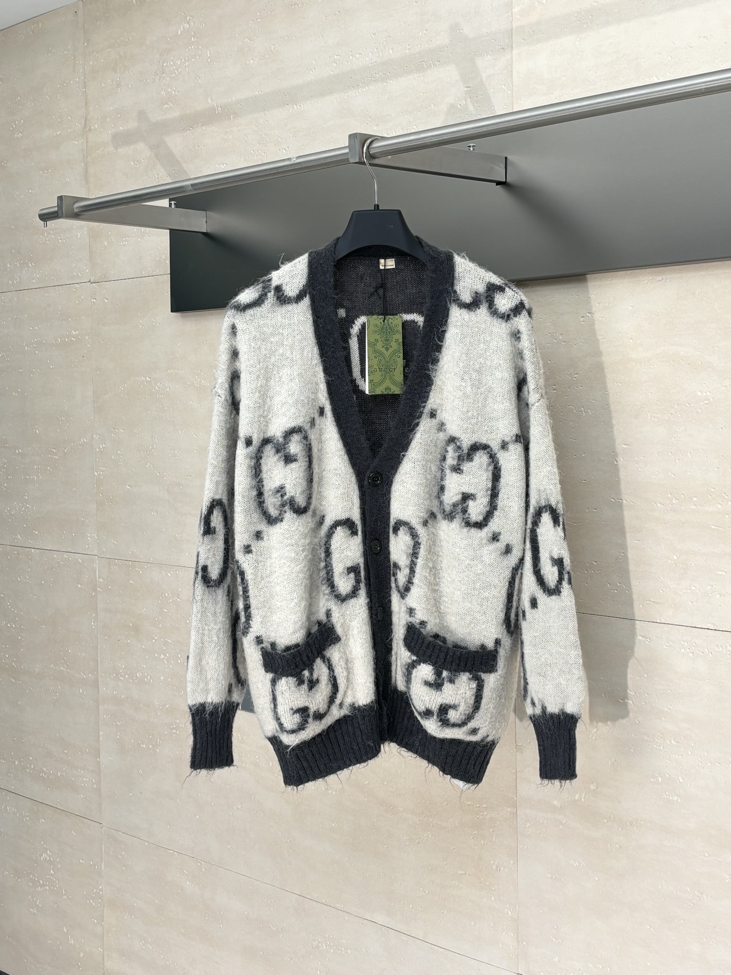 NO:530355,Gucci*/Gucci 25Fw double G jacquard mohair double-sided cardigan sweater fixed woven mohair 67+nylon 28+wool 5 yarn, purchased plump fine grinding mohair, knitting using STOLL computer horizontal machine imported from Germany, all-round jacquard double G classic tailoring, the whole body is not bad at one stitch. The long yarn mohair fabric is made of original fixed dyeing main color, and the jacquard color matching position is made of wool yarn proportional mohair. After washing water and naturally shrinking velvet, the dotted wool wool needs to be removed after knitting, the dotted wool wool is pulled out after knitting, the stitching is done after washing water and stitching, the scrubbing water is initially fixed, and then the wool is removed and fixed, then the clip is removed to grab the wool, and then wash it again to achieve the same wool feel and effect as the original. The process is very complicated. The hem, cuff, bag, and neckline are knitted with different types of yarns, and the 1*1 thread closing is elastic, and the high-density precision sewing basin machine is sewn.  The stitching is even and the elasticity is moderate. All the wooled edges are treated with keyholes to keep them neat. After washing with special methods of sweater categories, the surface of the body is made of special wool pulling technology. Open mold engraving 4-hole natural shell buckles, and the dress is worn on both sides with 10 buttons. SizeS/M/L,,gucci,gucci,sweaters,alexander wang19860909Gucci*/古驰 25Fw双G提花马海毛双面开衫毛衣 定织马海毛67+锦纶28+绵羊毛5纱线,采购的丰盈细磨马海毛,采用德国进口STOLL电脑横机编织,全方位提花双G经典剪裁,全身对位对条一针不差.采用长纱马海毛衣面料采用原版定染主色,提花配色位置采用羊毛纱线比例配比马海毛,经过洗水自然缩绒处理,衫片织出后需要手工抽掉挂毛虚线,抽好打结后缝合,缝合后洗水初烫定型,然后拆夹进行抓毛,抓好后再洗水,达到和原版一样的毛感和效果,流程非常复杂.下摆、袖口、袋口、领口使用不同类型的纱线编织1*1螺纹收口富有弹性,采用高密度精密缝盆机器缝合, 缝线均匀,弹力适中,所有的毛织边口均做了锁眼处理,保持整洁.经过毛衣品类的特殊方法洗水后,衣身表面使用特殊的拉毛工艺.开模刻字4孔天然贝壳扣,整衣双面穿着搭配10个纽扣 SizeS/M/L,,gucci,gucci,sweaters,alexander wang,Men's clothing