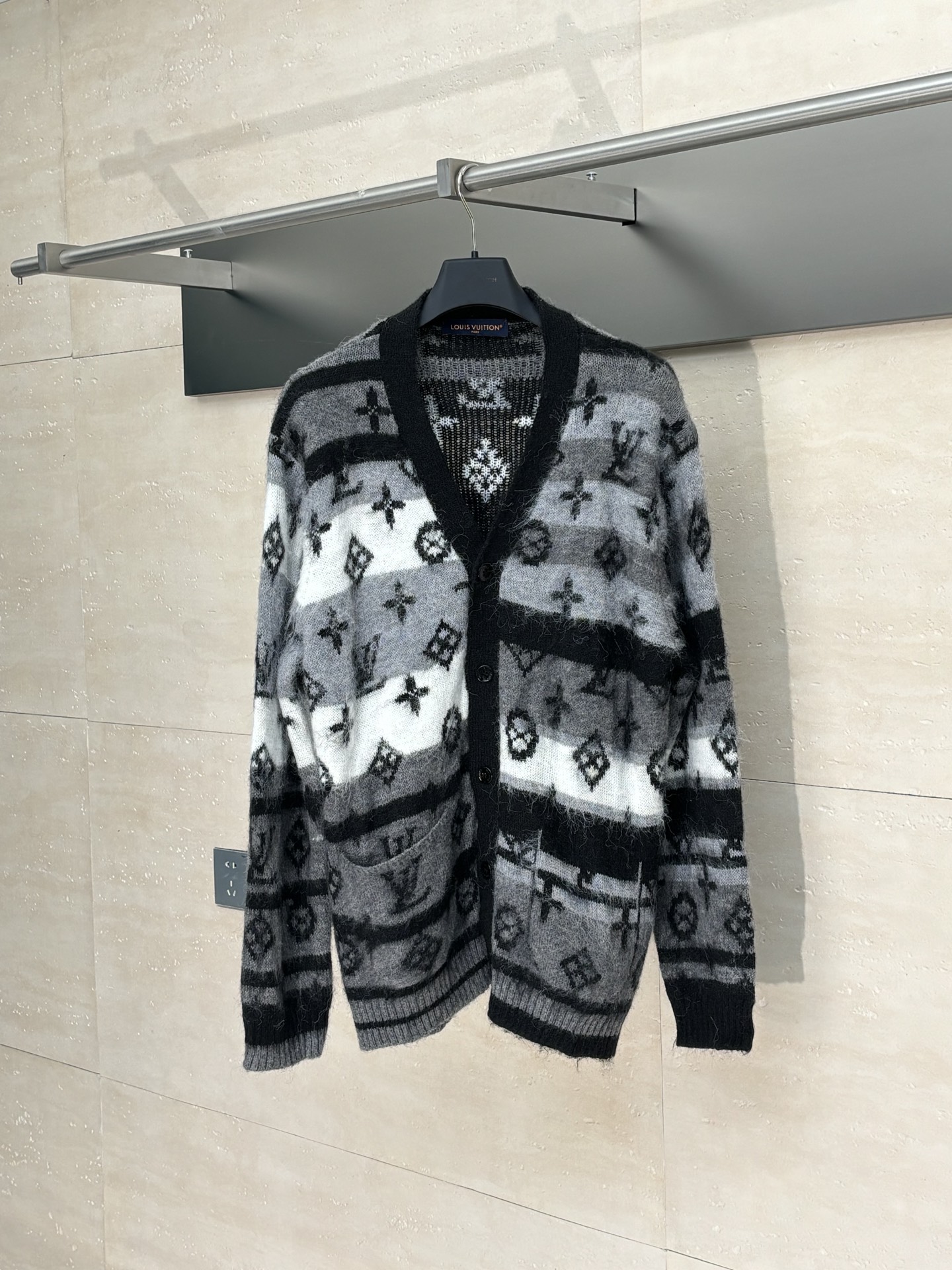 NO:528190,1V*/Louis 25Fw gradient mohair cardigan, fixed woven mohair 67+nylon 28+wool 5 yarn, purchased rich and fine grinding mohair, imported Stor woven, full body alignment and strips are not bad, black, white and gray tones are used to set the full frame Monogram pattern, the mohair is washed and naturally shrinked. After the shirt is knitted, you need to manually remove the dotted line of the hanging hair, and then stitch it after stitching, wash the water and fix it in a first shape, then remove the clip to grab the hair, grab it after grasping it, and finally grab the hair again to achieve the same hair feeling and effect as ZP, and the process is very complicated. SizeS/M/L,,louis vuitton,alexander wang198609091V*/路易 25Fw渐变马海毛开衫 定织马海毛67+锦纶28+绵羊毛5纱线,采购的丰盈细磨马海毛,进口斯托尔织造,全身对位对条一针不差,以黑白灰色调烘托全幅 Monogram 图案,马海毛经过洗水自然缩绒处理,衫片织出后需要手工抽掉挂毛虚线,抽好打结后缝合,缝合后洗水初烫定型,然后拆夹进行抓毛,抓好后再洗水,最后再抓一次毛,才能达到和ZP一样的毛感和效果,流程非常复杂. SizeS/M/L,,louis vuitton,alexander wang,Men's clothing