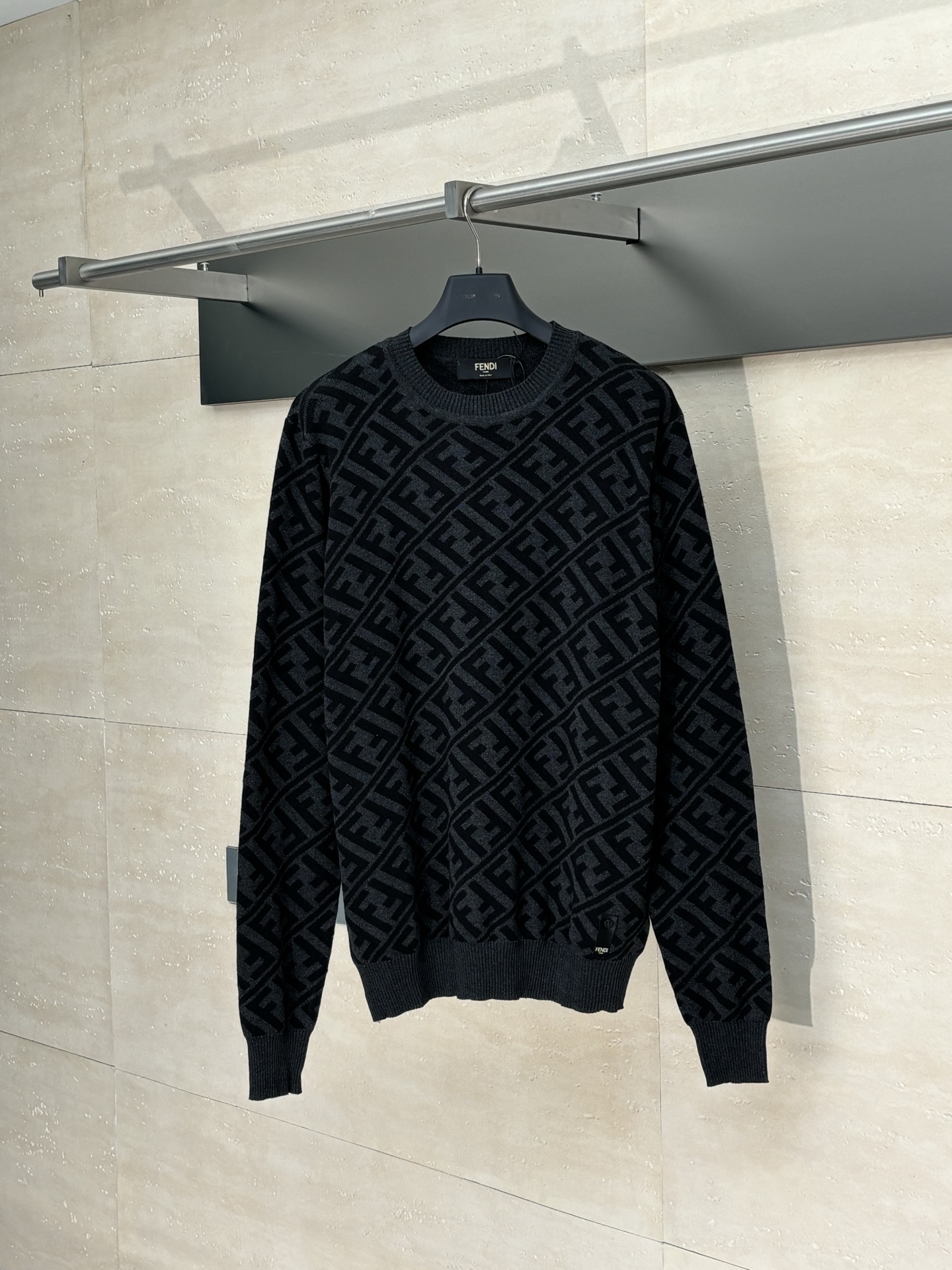 NO:529586,Fend* Fend* 24FW Twill Full Print Round Neck Sweater Original 8,500 yuan, the fabric is made of wool-blend fabric, with 78 wool and 22 viscose fiber. It is decorated with black and gray full-width twill jacquard FF pattern, and uses an imported jacquard positioning jacquard machine, 10-pin jacquard, and a fixed position. The hem position is made of manual positioning and hand sewing, which can ensure the accuracy of position and spacing. Combined with the special soft washing process, the fabric of the garment body has a soft touch, and the soft stretched environmentally friendly microfiber creates the bottom layer. It is not easy to deform and still retains the original straight and broad sense. Soft and layered, comfortable to fit the skin, long-sleeved standard round neck sweater. The resin button small mark details at the bottom right corner, and the auxiliary material hanging tag washing label synchronously are all available. The classic regular round neck straight tube style is perfectly restored.  SizeS/M/L, fendi, fendi, sweaters, alexander wang19860909Fend*芬迪 24FW 斜纹满印圆领毛衣 原8,500购入,面料采用绵羊毛混纺面料,材料有78绵羊毛,22粘胶纤维.饰有黑色与灰色全幅斜纹提花FF图案,采用提花定位进口提花机,10针位提花,电脑定位固定位置.下摆位置均由人工定位手缝而成,可以确保位置和间距的准确率,结合特殊软洗水工艺处理,衣身面料具有柔软触感,柔和拉伸的环保微纤维打造底层,拉伸不易变形,仍保有原有的挺阔感.柔软而富有层次感,舒适贴肤,长袖标准剪裁圆领毛衣.右下角树脂扣小标细节,辅料吊牌洗水唛同步原版一应俱全,经典常规圆领直筒版型,完美还原. SizeS/M/L,,fendi,fendi,sweaters,alexander wang,Men's clothing