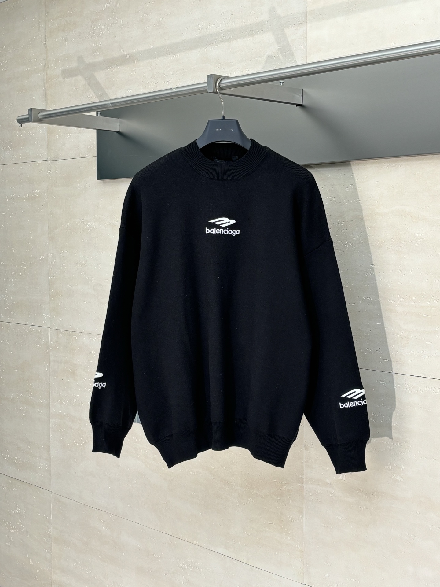 NO:529585,Balenciag*/Blcg Paris 24FW 3B embroidered round neck sweater Originally 14,300 purchased, SKI ski limited series. The overall clothes are made of 95 wool plus 1 spandex 4 nylon wool yarn. The special nature of the Paris sweater weaving method must be knitted with a double-sided knitting machine imported from Japan. The milky white yarn needs to be dyed all. The 3B pattern embroidery uses Tajima embroidery machine to operate, which is integrated with the large body. The splicing is also unconventional sweater splicing method. The splicing position needs to be spliced ​​slowly by hand. The sleeves are ergonomic design, OS loose shoulder silhouette, and the upper body has a good texture. SizeS/M/L,,balenciaga, sweaters, alexander wang19860909Balenciag*/Blcg巴黎 24FW 3B刺绣圆领毛衣 原14,300购入,SKI滑雪限定系列.衣整体采用95羊毛加1氨纶4锦纶毛纱织造,由巴黎毛衣织法的特殊性,必须用日本进口双面编织机编织,奶白色纱线需要全部定染,成衣3b图案刺绣采用田岛刺绣机作业,与大身浑然一体,拼接也非常规毛衣拼接法,拼接位置需要手工慢慢拼接.衣袖人体工学设计,OS宽松落肩廓形,上身有型质感好. SizeS/M/L,,balenciaga,sweaters,alexander wang,Men's clothing