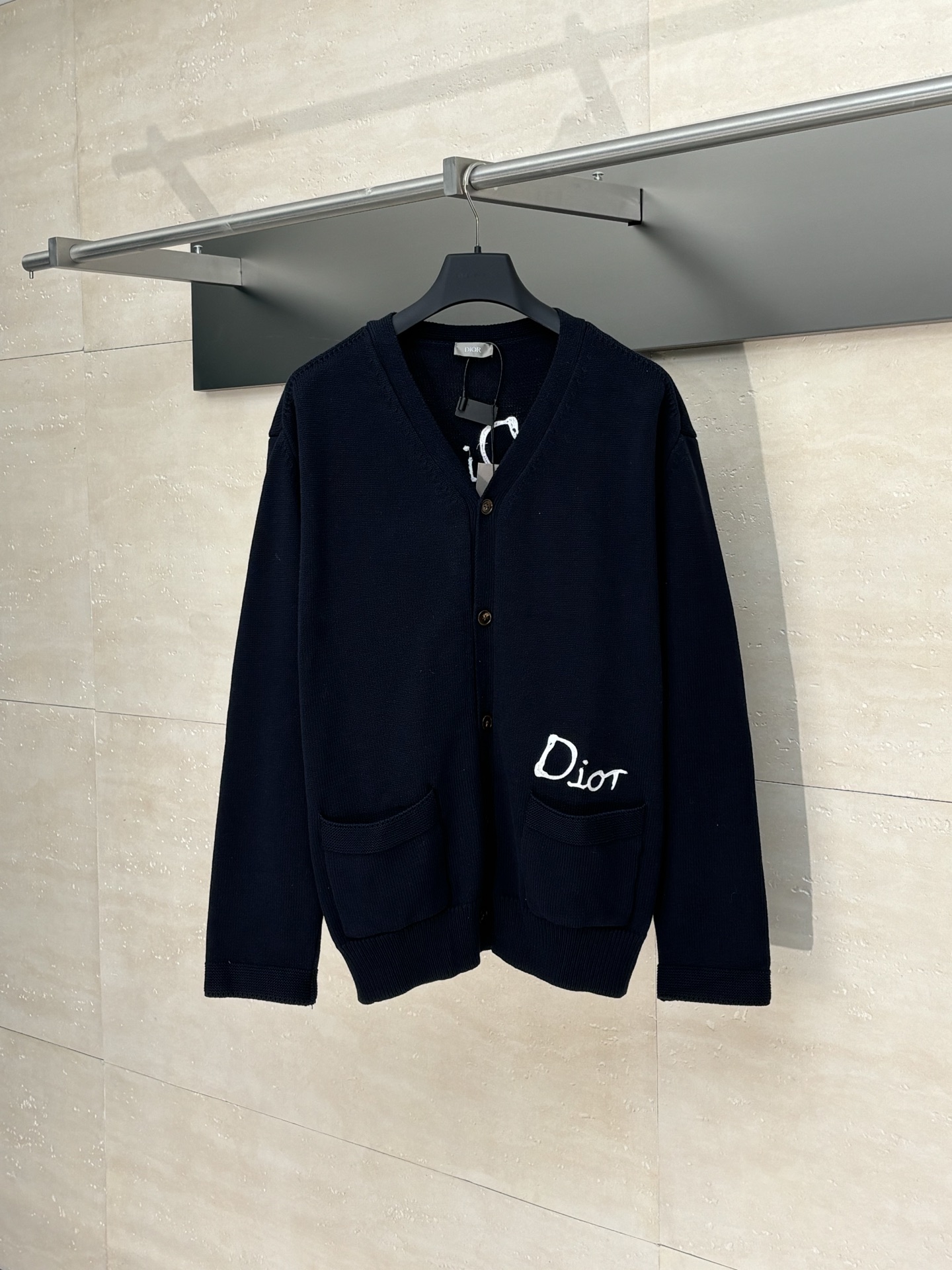 NO:528193,Dio*/Dio 25Fw new friend embroidered cotton-blend button cardigan. The fabric is made of 40 cotton wool yarn, with a cotton amount of 62. There are 38 cotton wool wool mixed. The two wool materials can effectively make the upper body more three-dimensional. The embroidery uses high-density embroidery technology of wool yarn, and the front number is equipped with a joint series embroidery LOGO. The number of needles is about 1 needle. The auxiliary material button uses natural horn buttons, and the buttons have the brand iconic [DIOR]LOGO. This cardigan displays the Dior For My Real Friends logo from the DIOR AND HYLTON NEL co-branded series. It is carefully crafted with white cotton-blend jersey knitted fabric, with embroidered on the front and back, paired with button closures and ribbed trim. SizeS/M/L,,dior,dior,alexander wang19860909Dio*/迪奥 25Fw新款朋友刺绣棉质混纺纽扣开衫 面料采用40支棉纱毛棉,棉量为62.其中混有38绵纶.两种毛料混合织出可有效使上身效果更为立体.刺绣采用毛纱高密度刺绣工艺,前号都带有联名系列刺绣LOGO.针数约1针.辅料纽扣采用天然牛角扣,纽扣上带有品牌标志性［DIOR］LOGO.这款开衫展示来自DIOR AND HYLTON NEL 联名系列的 Dior For My Real Friends标志.采用白色棉质混纺平纹针织面料精心制作,正面和背面饰以刺绣,搭配纽扣开合和罗纹饰边. SizeS/M/L,,dior,dior,alexander wang,Men's clothing