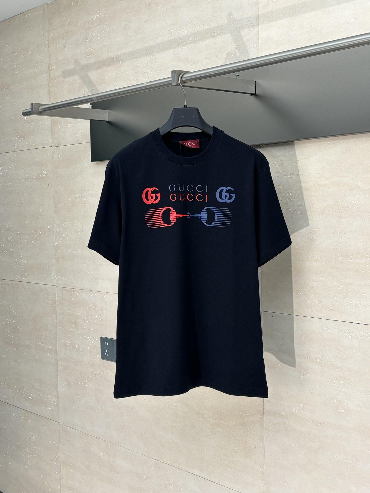 NO:529594,Gucc*/Gucc Horse-paired printed round neck short sleeves woven with special-spun tight cotton yarn, with high weaving process requirements Use advanced looms and high-quality raw materials Permeable flat screen printing Printing paste is printed onto the fabric through flat screen and then the permeability of the paste is used to penetrate the dye into the fibers of the fabric to achieve the printing effect Artificial hand-stitched woven label, same style for men and women SizeS/M/L,,gucci,gucci,T-shirt,alexander wang19860909Gucc*/古驰 马衔扣印花圆领短袖 采用特纺紧密棉纱线织造而成,织造工艺要求较高 采用先进的织机和高品质的原材料 渗透水性平网印花制作 印花浆料通过平网版印刷到织物上 然后利用浆料的渗透性使染料渗透到织物的纤维中 从而实现印花效果 人工手缝织唛,男女同款 SizeS/M/L,,gucci,gucci,T-shirt,alexander wang,Men's clothing