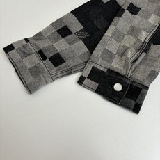 1V/路易 黑色棋盘格马赛克牛仔外套原样开发渐变马赛克格子面料 牛仔上字母提花还原 珍珠五金镭射刻字lo 1V/路易 黑色棋盘格马赛克牛仔外套原样开发渐变马赛克格子面料 牛仔上字母提花还原 珍珠五金镭射刻字lo