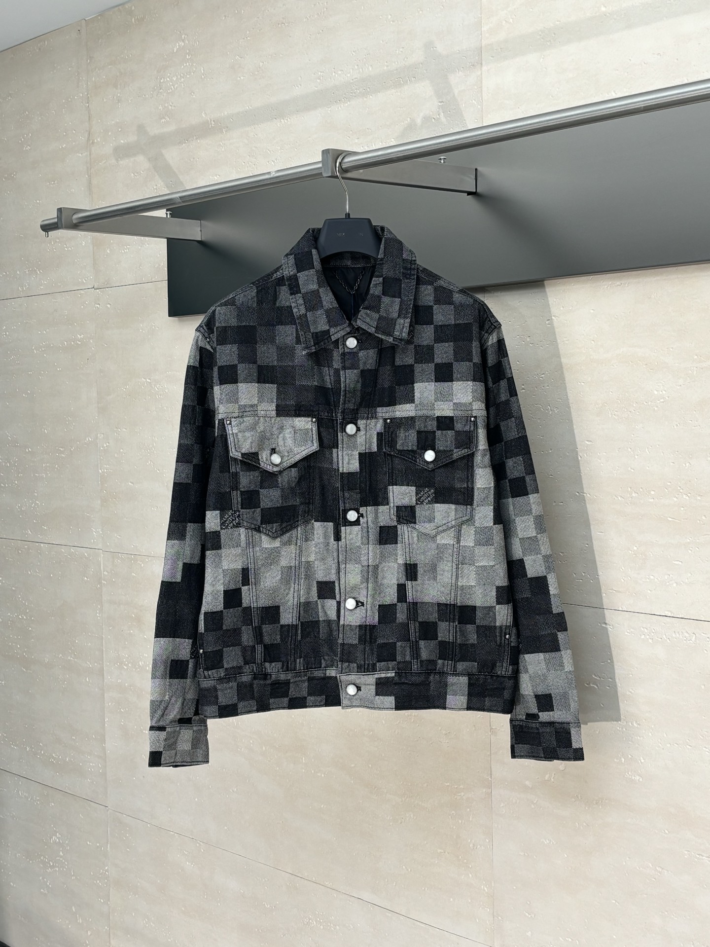 1V/路易 黑色棋盘格马赛克牛仔外套原样开发渐变马赛克格子面料 牛仔上字母提花还原 珍珠五金镭射刻字lo