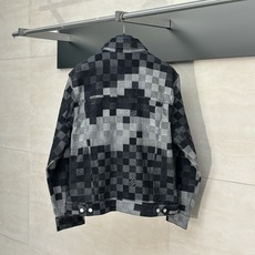 1V/路易 黑色棋盘格马赛克牛仔外套原样开发渐变马赛克格子面料 牛仔上字母提花还原 珍珠五金镭射刻字lo 1V/路易 黑色棋盘格马赛克牛仔外套原样开发渐变马赛克格子面料 牛仔上字母提花还原 珍珠五金镭射刻字lo