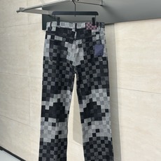 1V/路易 黑色棋盘格马赛克牛仔裤原样开发渐变马赛克格子面料 牛仔上字母提花还原 珍珠五金镭射刻字log 1V/路易 黑色棋盘格马赛克牛仔裤原样开发渐变马赛克格子面料 牛仔上字母提花还原 珍珠五金镭射刻字log