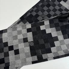 1V/路易 黑色棋盘格马赛克牛仔裤原样开发渐变马赛克格子面料 牛仔上字母提花还原 珍珠五金镭射刻字log 1V/路易 黑色棋盘格马赛克牛仔裤原样开发渐变马赛克格子面料 牛仔上字母提花还原 珍珠五金镭射刻字log