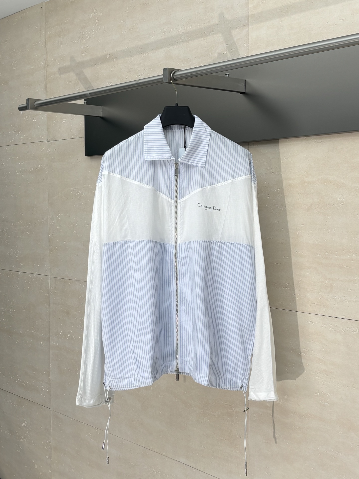 NO:528177,Dio*/Dio 25Fw new summer striped jacquard dark pattern lightweight and skin-friendly and ice-friendly sunscreen jacket carefully made of white striped cotton poplin Matched with drawstring bottom edge, double-material tailored front with Christian Dior Couture print Extra large version, can be matched with various sports outfits Comfortable and breathable on the upper body, can quickly evaporate sweat, always keeping the skin dry and cool SizeS/M/L/XL,,dior,dior,jackets & coats,alexander wang19860909Dio*/迪奥 25Fw新款summer 条纹拼接提花暗纹轻薄亲肤冰感防晒小外套 采用白色条纹棉府绸精心制作 搭配抽绳底边,双材质剪裁 正面饰以 Christian Dior Couture 印花 超大版型,可与各式运动装扮搭配 穿着上身舒适透气不闷 可以快速蒸发汗液 始终保持皮肤干爽清凉 SizeS/M/L/XL,,dior,dior,jackets & coats,alexander wang,Men's clothing