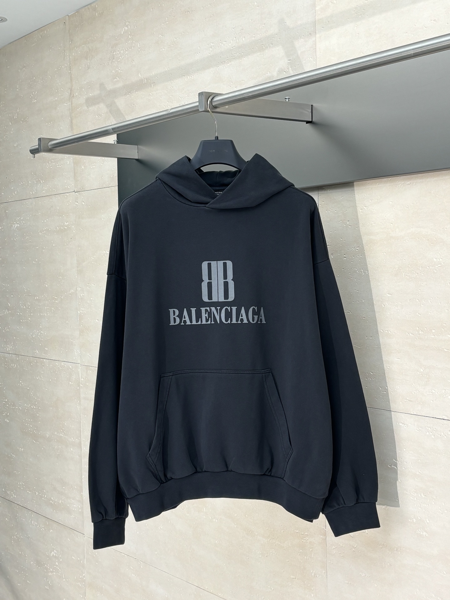 NO:525982,Balenciaga*/Paris 25Fw new double-B printed sweatshirt adopts glue printing. The chest printing has been modified three times by film mesh board. Use glue liquid paint to print the pattern on the fabric. Bake the fabric to fix the printing pattern. Use the washing and stir-frying process. Special desizing agent is preferred. Then soak the fabric in it. Evenly slurry. After desizing, it is rinsed. Finally, it is rinsed. The workmanship is extremely complicated and the loss is high. SizeS/M/L/XL,,balenciaga,hoodie,sweatshirts,alexander wang19860909Balenciaga*/巴黎 25Fw新款双B印花卫衣 采用胶浆印花 胸前印花经过三次菲林网板修改 使用胶浆液体涂料在织物上打印图案 烘烤织物以固定印刷图案 采用洗水炒色工艺 优先选择特制的退浆剂 再讲布料浸泡其中 均匀受浆 退浆后 最终再进行漂洗 做工复杂至极 损耗高 SizeS/M/L/XL,,balenciaga,hoodie,sweatshirts,alexander wang,Men's clothing