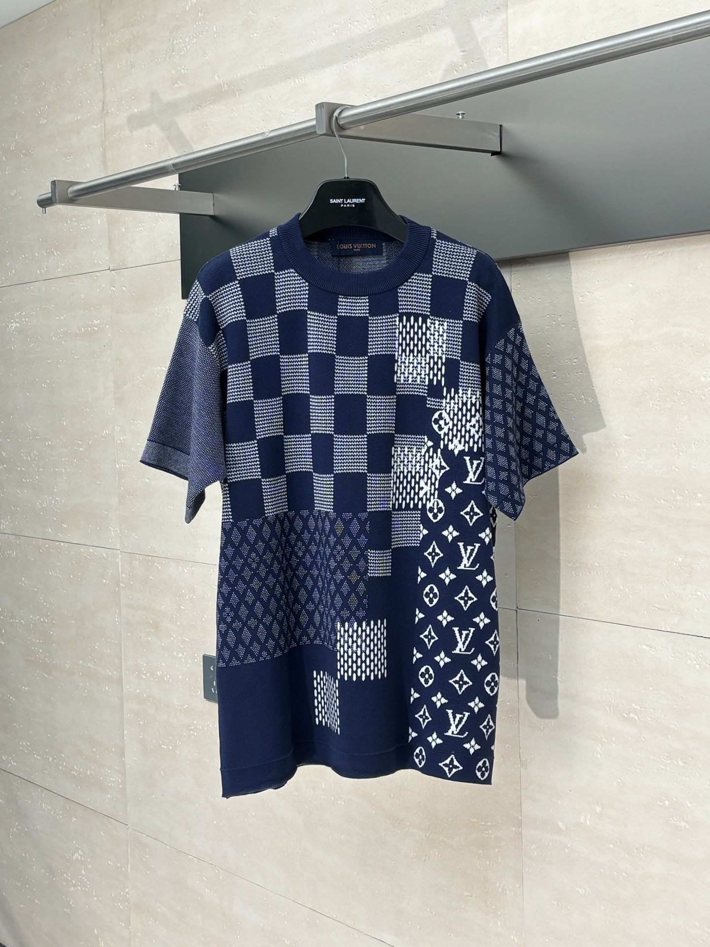 NO:528175,1V*/Louis 25Ss new letter jacquard color chessboard knitted short sleeve SizeS/M/L/XL,,louis vuitton,T-shirt,alexander wang198609091V*/路易 25Ss新款字母提花拼色棋盘格针织短袖 SizeS/M/L/XL,,louis vuitton,T-shirt,alexander wang,Men's clothing
