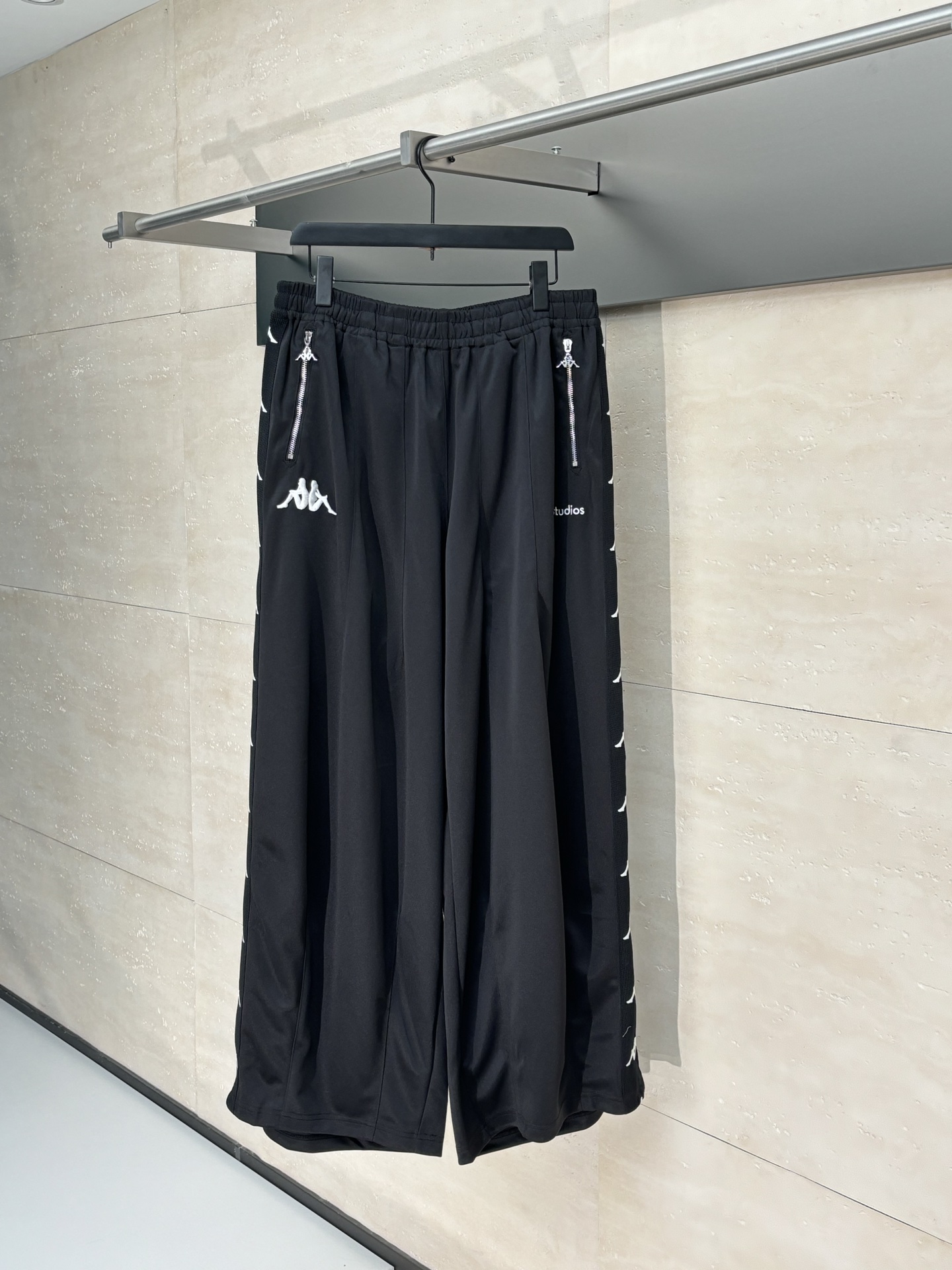 NO:525979,Acne Studios*/25Fw New X Kappa logo trousers Use imported machine embroidery technology Use advanced computer control systems and precise mechanical components to achieve Acne Studios X Kappa logo embroidery operation High precision Fluid and delicate lines Jacquard technology By weaving Acne Studios and Kappa logo pattern technology on the surface of the fabric Control the interweaving method of warp and weft lines Precisely control the interweaving density and tension of the yarn to make it more three-dimensional Hand-cutting webbing hand-by-hand artificially and accurately position the webbing webbing and then cut with electric cutting equipment Ensure the pattern is accurately connected SizeS/M/L/XL,,acne studios,dior,alexander wang19860909Acne Studios*/25Fw新款 X Kappa 徽标长裤 采用进口机刺绣工艺 使用先进的计算机控制系统和精密的机械部件 实现Acne Studios X Kappa 徽标刺绣作业 精度高 线条流畅而细腻 提花工艺 通过在织物表面织出Acne Studios 和 Kappa徽标图案技术 控制经纬线的交织方式 精确控制纱线的交织密度和张力 使其更具立体感 人工手工对花位电切织带 将织带通过人工精准对位后 再使用电切设备进行切割 确保图案精准对接 SizeS/M/L/XL,,acne studios,dior,alexander wang,Men's clothing