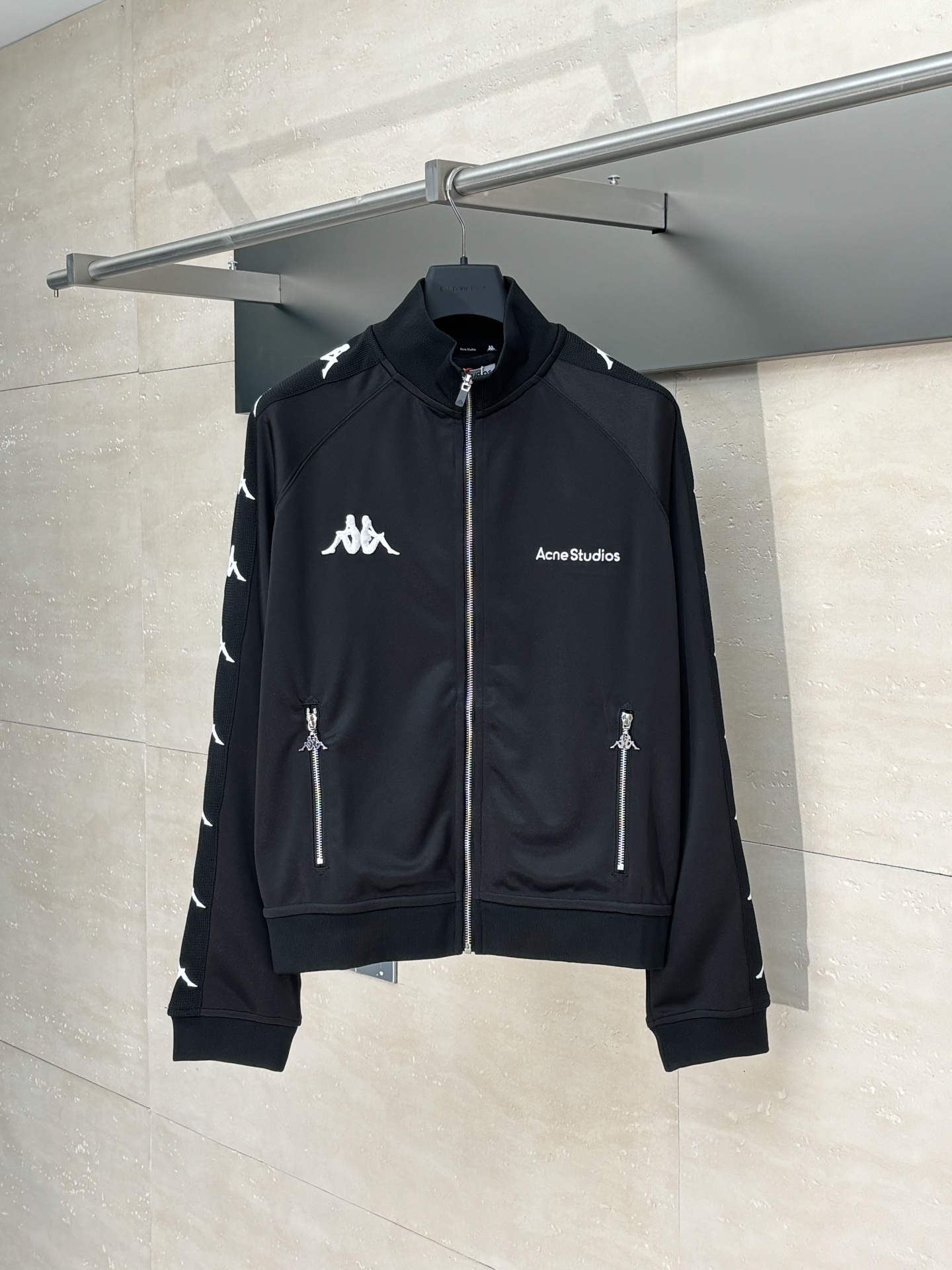 NO:525976,Acne Studios*/25Fw New X Kappa logo zipper sweatshirt adopts imported machine embroidery process Use advanced computer control systems and precise mechanical components to achieve Acne Studios X Kappa logo embroidery operation High precision Fluid and delicate lines Jacquard process By weaving Acne Studios and Kappa logo pattern technology on the surface of the fabric Control the interweaving method of warp and weft lines Precisely control the interweaving density and tension of the yarn to make it more three-dimensional Hand-cutting webbing hand-by-hand artificially and accurately position the webbing webbing and then cut with electric cutting equipment Ensure the pattern is accurately connected SizeS/M/L/XL,,acne studios,dior,alexander wang19860909Acne Studios*/25Fw新款 X Kappa 徽标拉链运动衫 采用进口机刺绣工艺 使用先进的计算机控制系统和精密的机械部件 实现Acne Studios X Kappa 徽标刺绣作业 精度高 线条流畅而细腻 提花工艺 通过在织物表面织出Acne Studios 和 Kappa徽标图案技术 控制经纬线的交织方式 精确控制纱线的交织密度和张力 使其更具立体感 人工手工对花位电切织带 将织带通过人工精准对位后 再使用电切设备进行切割 确保图案精准对接 SizeS/M/L/XL,,acne studios,dior,alexander wang,Men's clothing