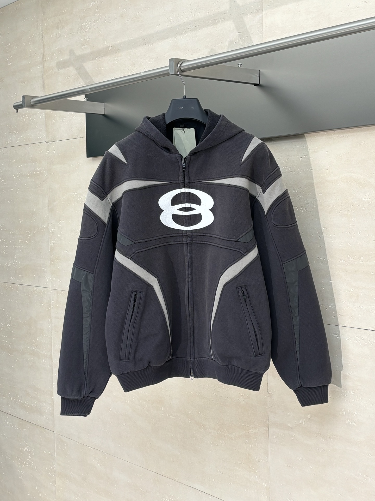 NO:525994,Balenciag*/Paris 24Fw double-ring motorcycle zipper hooded jacket The autumn and winter series has once again led the fashion trend. One of the most eye-catching items is the heavy double-ring motorcycle zipper hooded hooded. This hoodie perfectly combines avant-garde design and practicality, not only reflects Balenciaga's usual bold style, but also adds a modern and cool feeling to the wardrobe in the autumn and winter seasons. SizeS/M/L/XL,,balenciaga, jackets & coats,hats,alexander wang19860909Balenciag*/巴黎24Fw双环机车拉链连帽外套 秋冬系列再次引领时尚潮流,其中最引人注目的单品之一就是重磅双环机车拉链帽衫.这款帽衫完美融合了前卫设计和实用性,不仅体现了Balenciaga一贯的大胆风格,还为秋冬季节的衣橱增添了一份现代酷感. SizeS/M/L/XL,,balenciaga,jackets & coats,hats,alexander wang,Men's clothing