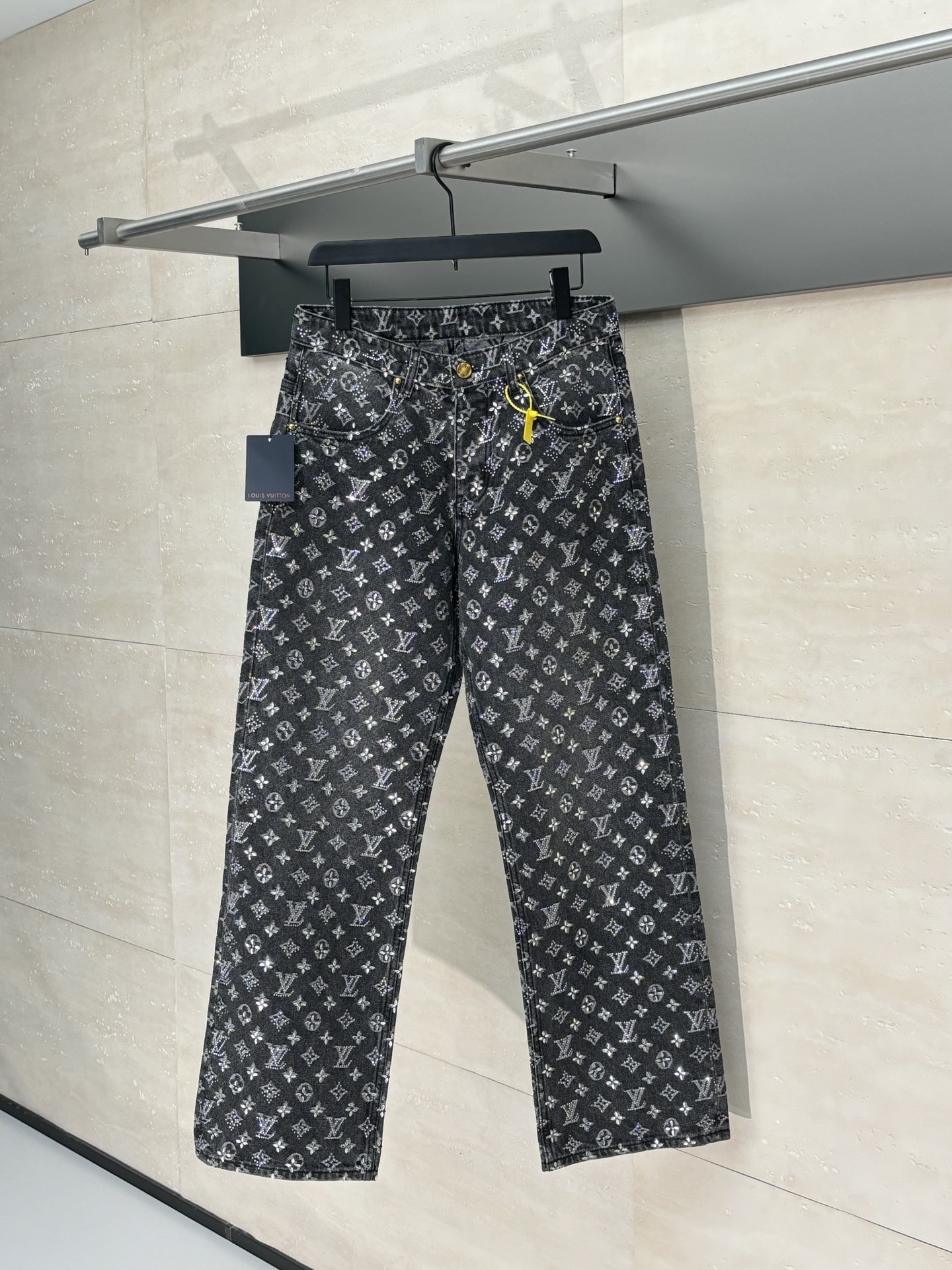 NO:525991,1V/Louis full diamond jacquard denim trousers are carefully sewn with deep indigo denim, and the fabric is covered with contrasting Monogram jacquard patterns. These patterns are completed by exquisite imitation crystal hand-in-line inlay, adding a sense of luxury and unique charm to the jacket. It is casual silhouette cut, which contrasts with the decorative details inspired by high-order clothing. This jacket can be paired with the same series of trousers, easily creating a harmonious and eye-catching overall look, which can be the focus of attention for daily wear and special occasions. SizeS-30/M-32/L-34/XL-36,,louis vuitton,jackets & coats,alexander wang198609091V/路易 满钻烫钻提花牛仔长裤 以深靛的牛仔布精心缝制而成,布料上布满了对比鲜明的Monogram提花图案,这些图案通过精致的仿水晶手工镶嵌工艺完成,为外套增添了奢华感和独特魅力.采用休闲廓形剪裁,与灵感源自高订服饰的装饰细节形成鲜明对比. 这款外套可与同系列长裤搭配,轻松打造出既和谐又引人注目的整体造型,无论是日常穿着还是特殊场合,都能成为众人瞩目的焦点. SizeS-30/M-32/L-34/XL-36,,louis vuitton,jackets & coats,alexander wang,Men's clothing