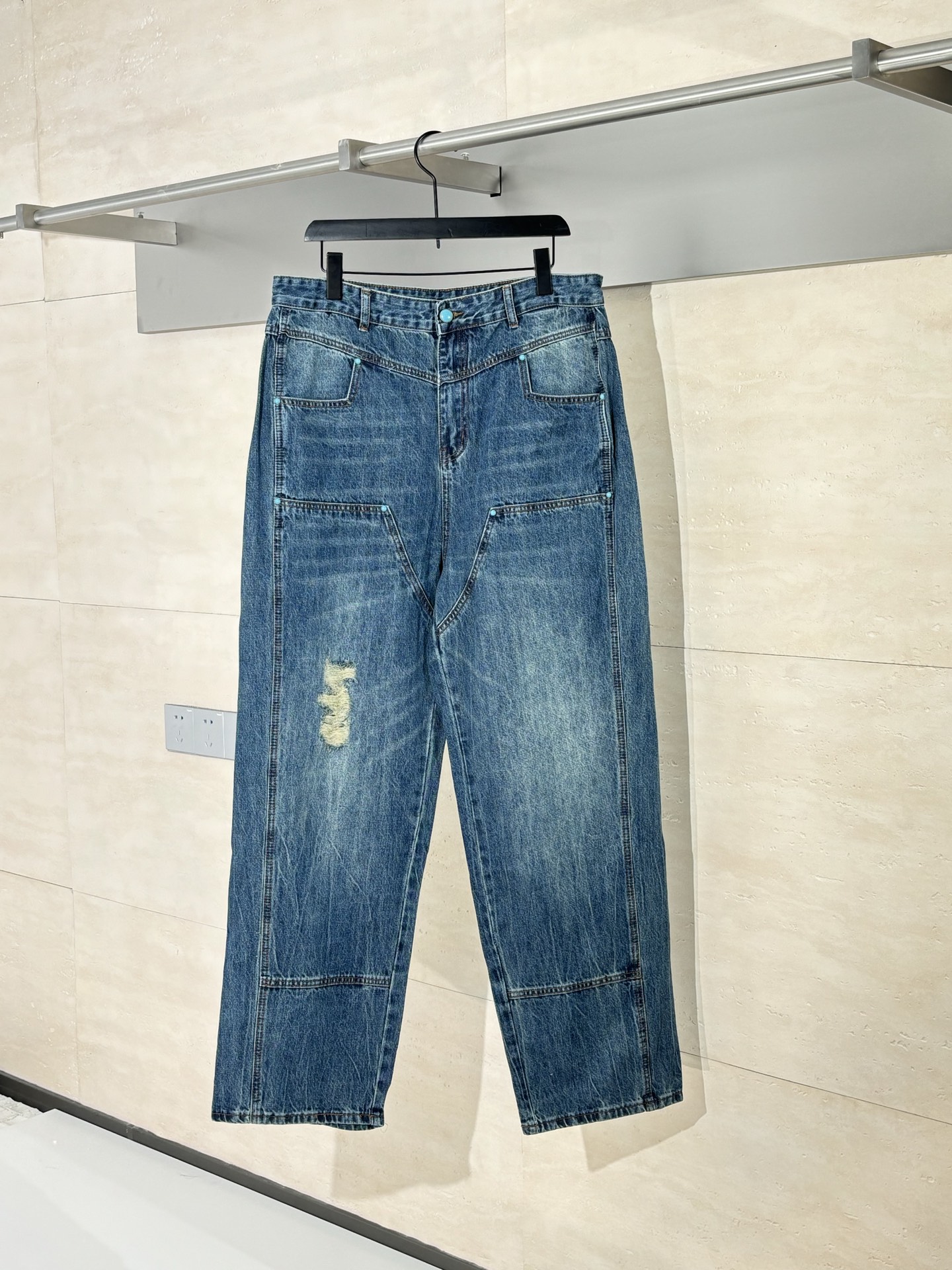 NO:525974,1V/Louis turquoise workwear used for old jeans, made of high-density machinery and washed and used for old craftsmanship. The button nails are made of original consistent turquoise, and the laser-engraved logo is unique. Customized turquoise, oil-edged three-dimensional printing marks, and auxiliary materials achieve the same original consistent. SizeS-30/M-32/L-34/XL-36,,louis vuitton,jeans,alexander wang198609091V/路易 绿松石工装做旧牛仔裤 采用高密度机械编制,水洗做旧工艺.纽扣纽钉采用原版一致绿松石,后激光刻出logo每颗都是独一无二.定制绿松石、油边立体印花标、辅料达到原版一致. SizeS-30/M-32/L-34/XL-36,,louis vuitton,jeans,alexander wang,Men's clothing