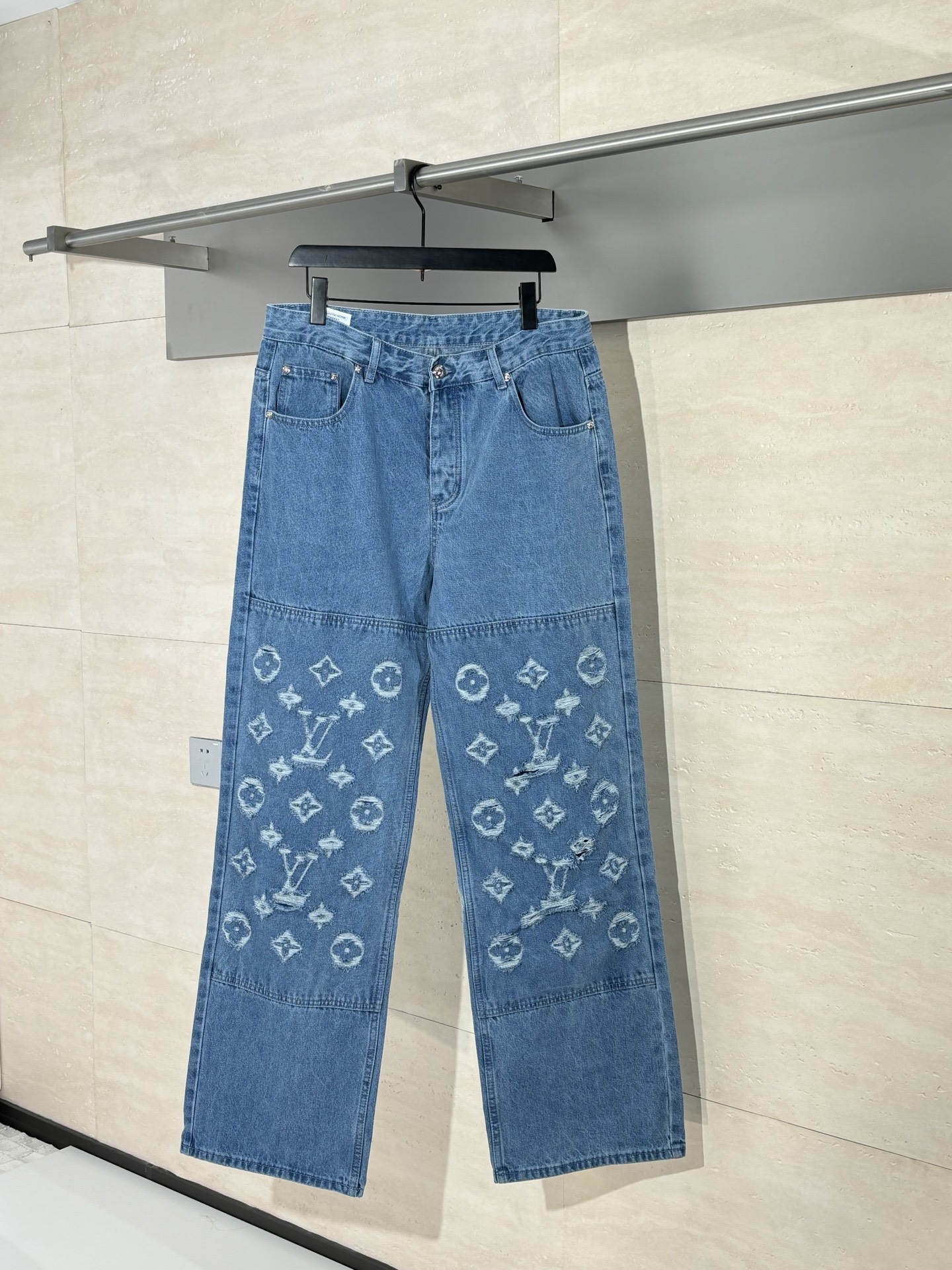 NO:525983,1V/Louis SS25 Monogram wear logo jeans, high ounces of twill denim tannin area, blue frying treatment, trouser legs splicing position is positioned and hollowed out to make presbyopic logo. Time-consuming and labor-intensive, back waist suede leather card pressing chess board plaid pattern SizeS-30/M-32/L-34/XL-36,,louis vuitton,jeans,chamois leather,alexander wang198609091V/路易 SS25 Monogram磨破logo牛仔裤 高克重盎司斜纹牛仔单宁面积,做蔚蓝炒色处理后成衣,裤腿拼接位置采用定位破坏镂空做老花logo处理.费时费力,后腰麂皮皮牌压棋盘格纹图案 SizeS-30/M-32/L-34/XL-36,,louis vuitton,jeans,chamois leather,alexander wang,Men's clothing