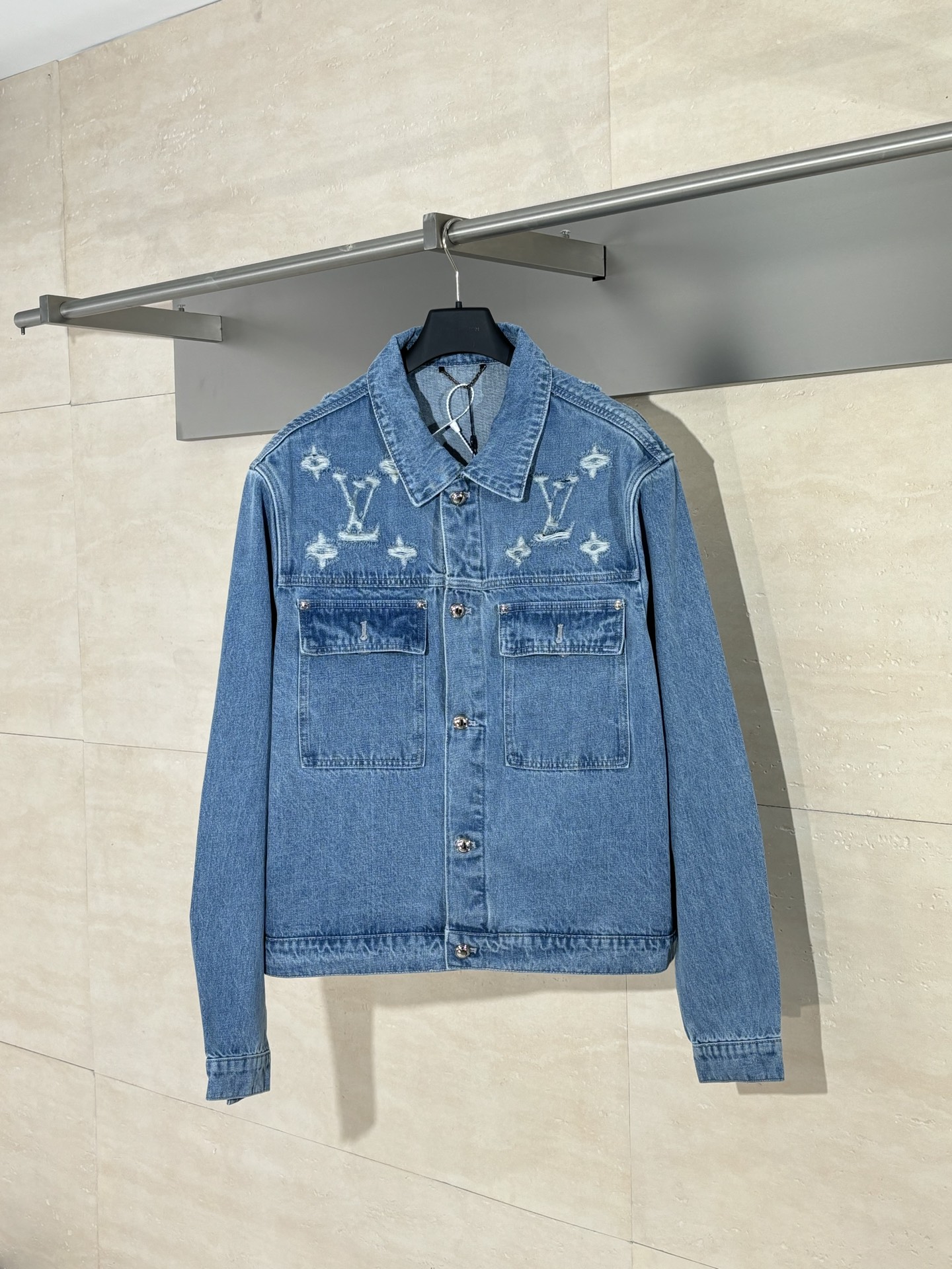 NO:525980,1V/Louis Monogram Washed and Frayed Denim Jacket This wrecking details are really cool This wash denim truck enhances the classic outline, compares Monogram details front and back, and has avant-garde tearing effect when making. This mid-season single item is effortless and can be matched with matching, presenting a trendy style SizeS-30/M-32/L-34/XL-36,,louis vuitton, jackets & coats, jackets & coats, alexander wang198609091V/路易 Monogram水洗磨破破洞牛仔夹克外套 这个破坏细节真的很帅这款水洗牛仔卡车提升了经典的轮廓,前后对比Monogram细节,制作时具有前卫撕裂效果.这款季中期的单品层次不费力,可以与搭配的搭配,呈现潮流的风格 SizeS-30/M-32/L-34/XL-36,,louis vuitton,jackets & coats,jackets & coats,alexander wang,Men's clothing