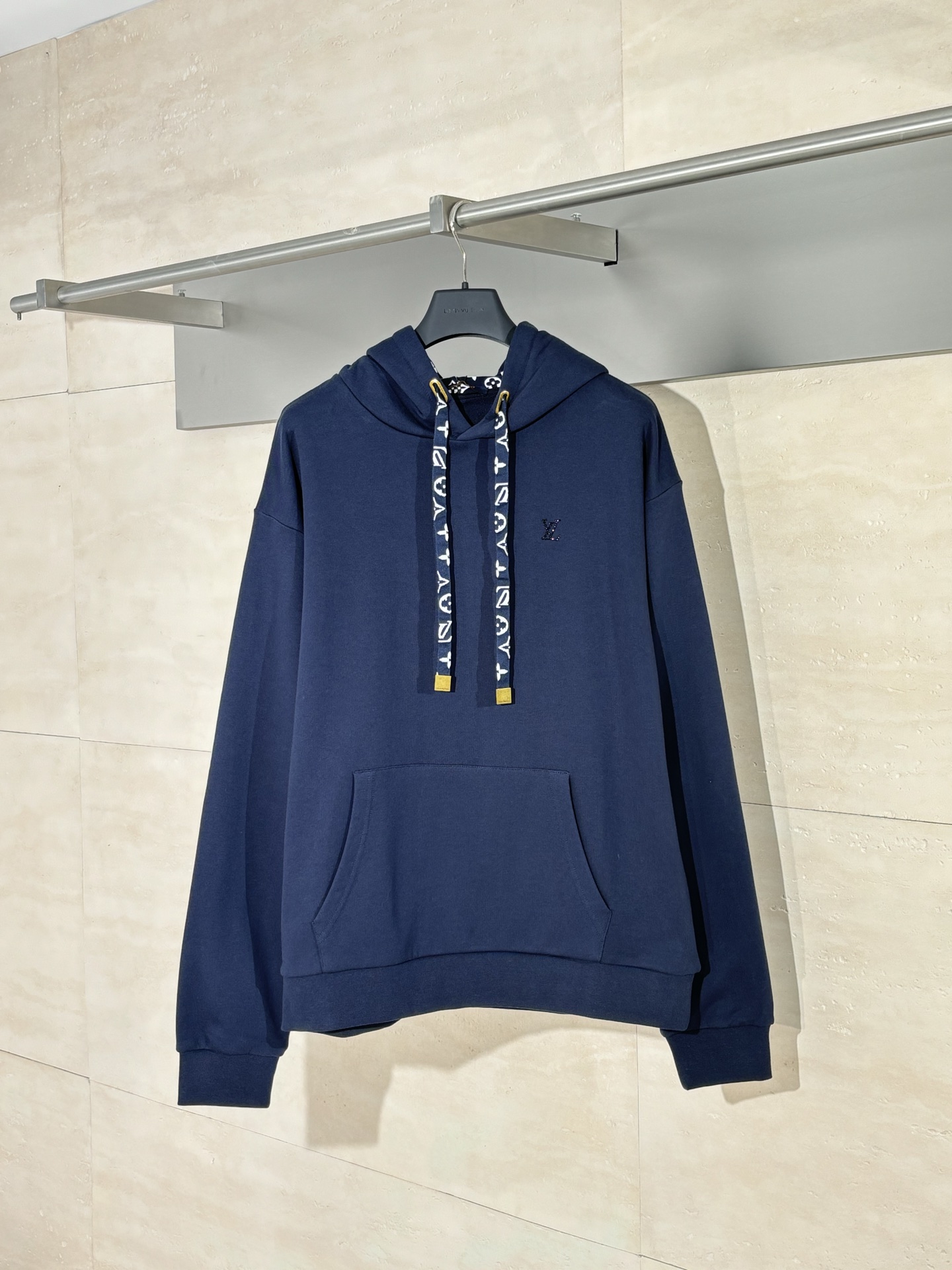 NO:529572,1V/Louis Small Logo Floral Printed Hoodie Sweatshirt is made of pure cotton fabric, with the unique toughness of cotton fiber, breathable and sweat-absorbing. The chest is decorated with letters of iron diamonds. The spacing and angle of each diamond have been debugged by 3 plates, which is no different from yb. The hat and drawstring are embellished with brand logo prints. The hat and print logo are not in the same direction! With the center seam as the center, the 1v letter on the left is facing up and the right is facing down. The oval corns and square hanging particles at the drawstring will be understood by comparing it to you!  !  It can be matched with multiple types of clothing to create fashionable styles, customized accessories, complete three standards, the same style as men and women!  SizeS/M/L/XL, louis vuitton,hoodie,sweatshirts,hats,alexander wang198609091V/路易 烫钻小Logo花绳印花连帽卫衣 采用纯棉面料,带着棉纤维特有的韧性,透气又吸汗,胸口饰以字母烫钻装饰,每颗钻的间距、角度,都经过3制版版调试,与yb的没差别,帽里和抽绳饰以品牌logo印花点缀,帽里印花logo不是一个方向走的! 以中缝线为中心 ,左侧1v字母朝上,右侧朝下,抽绳处的椭圆形鸡眼和方形吊粒,到手去对比就会懂！！能与多类型服饰搭配营造时尚造型,定制辅料,三标齐全,男女同款！ SizeS/M/L/XL,,louis vuitton,hoodie,sweatshirts,hats,alexander wang,Men's clothing