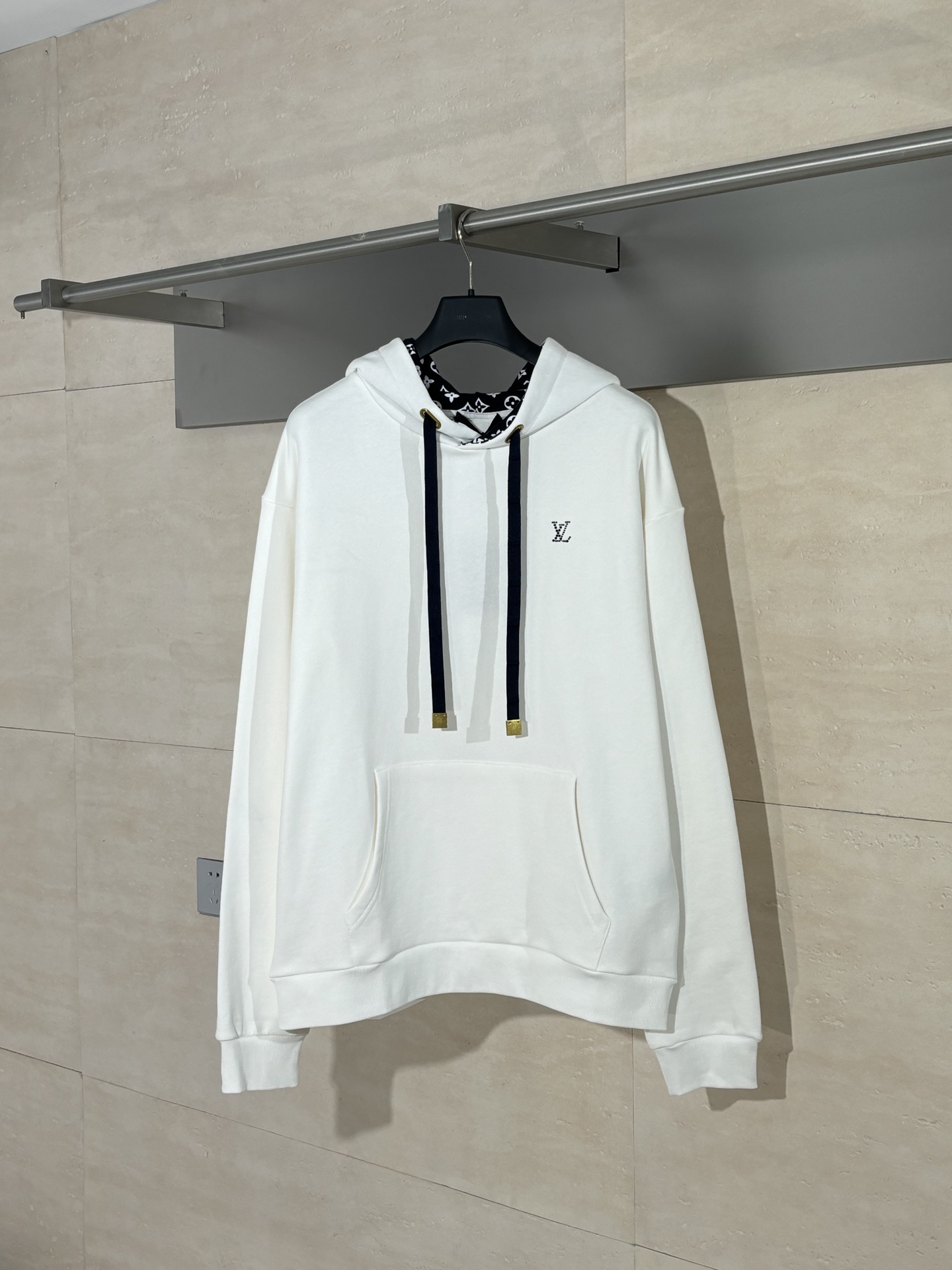 NO:529575,1V/Louis Small Logo Floral Printed Hoodie Sweatshirt is made of pure cotton fabric, with the unique toughness of cotton fiber, breathable and sweat-absorbing. The chest is decorated with letters of iron diamonds. The spacing and angle of each diamond have been debugged by 3 plates, which is no different from yb. The hat and drawstring are embellished with brand logo prints. The hat and print logo are not in the same direction! With the center seam as the center, the 1v letter on the left is facing up and the right is facing down. The oval corns and square hanging particles at the drawstring will be understood by comparing it to you!  !  It can be matched with multiple types of clothing to create fashionable styles, customized accessories, complete three standards, the same style as men and women!  SizeS/M/L/XL, louis vuitton,hoodie,sweatshirts,hats,alexander wang198609091V/路易 烫钻小Logo花绳印花连帽卫衣 采用纯棉面料,带着棉纤维特有的韧性,透气又吸汗,胸口饰以字母烫钻装饰,每颗钻的间距、角度,都经过3制版版调试,与yb的没差别,帽里和抽绳饰以品牌logo印花点缀,帽里印花logo不是一个方向走的! 以中缝线为中心 ,左侧1v字母朝上,右侧朝下,抽绳处的椭圆形鸡眼和方形吊粒,到手去对比就会懂！！能与多类型服饰搭配营造时尚造型,定制辅料,三标齐全,男女同款！ SizeS/M/L/XL,,louis vuitton,hoodie,sweatshirts,hats,alexander wang,Men's clothing