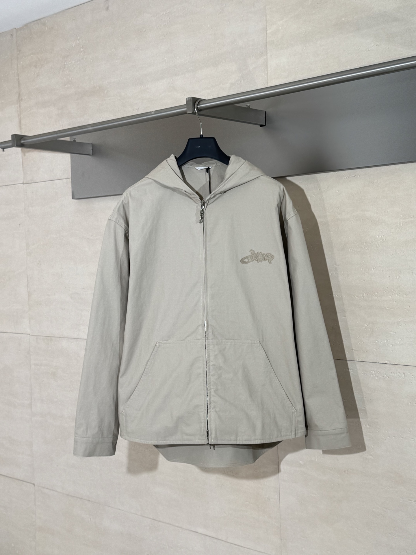 NO:526005,Dio*/Dio 25ss new chest letter embroidered hooded jacket jacket 2025 autumn series, from AND LEWIS HLTON limited series. It is carefully crafted with blue cotton fabric and decorated with a joint embroidery series in the same color, reinterpreting the logo in a graphic style. It can be matched with this joint series to create a delicate look. SizeS/M/L/XL,,dior,dior,jackets & coats,jackets & coats,hats,alexander wang19860909Dio*/迪奥 25ss新款胸前字母刺绣连帽夹克外套 二零二五秋季系列新品,来自 AND LEWIS HLTON 限定系列.采用蓝色棉质面料精心制作,饰以同色调联名系列刺绣,以图形风格重新诠释 标志.可与该联名系列的搭配,打造精致的造型. SizeS/M/L/XL,,dior,dior,jackets & coats,jackets & coats,hats,alexander wang,Men's clothing