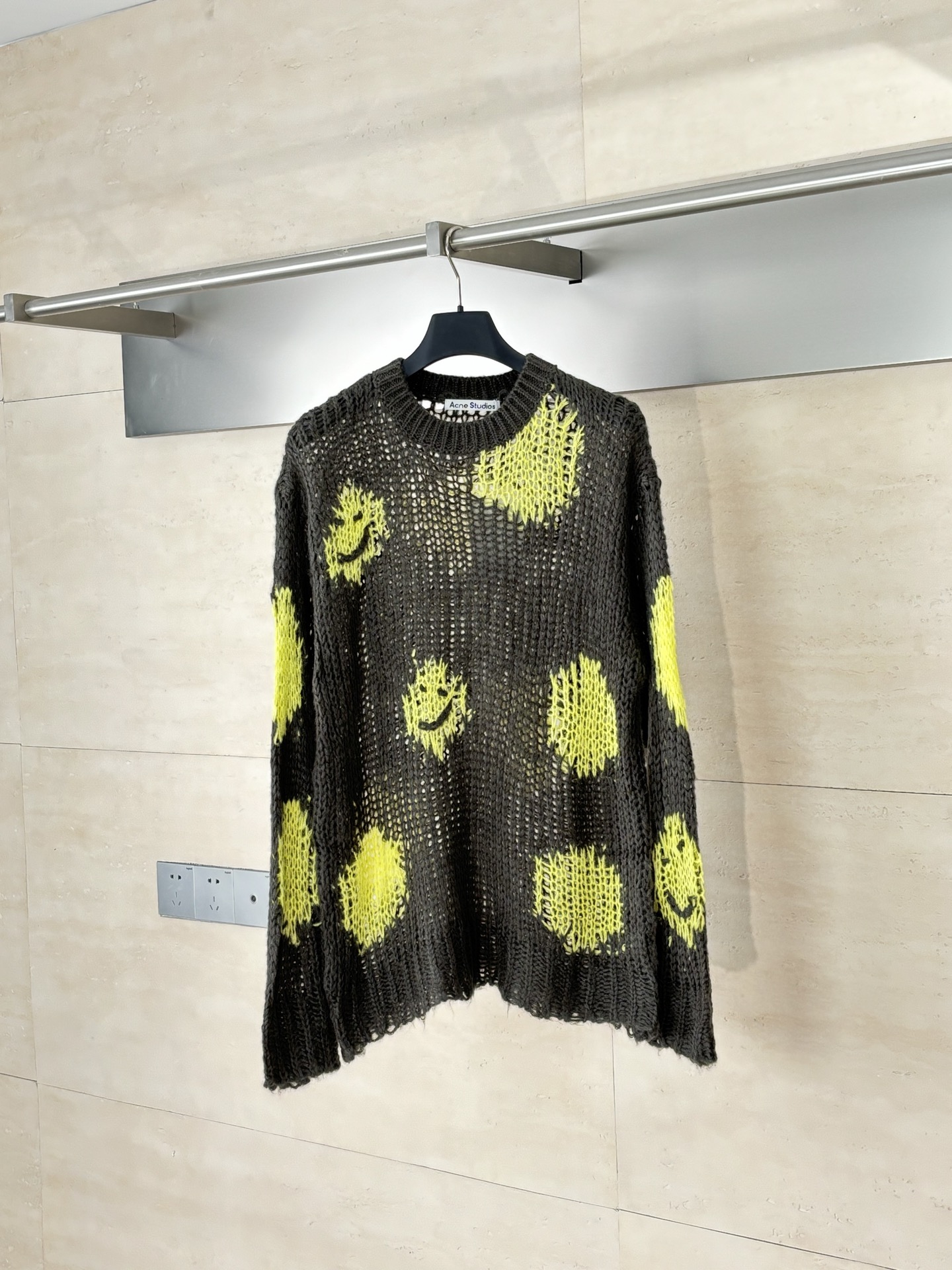 NO:525998,ACNE Studio*/ Hollow mohair smiley sweater is made of 10 mohair/34 wool/56 acrylic + nylon nylon tangerine. The four fibers are synergistically made of mohair (glossiness + fluffy) and wool (warmness) need to be retained by low twisting sieve spinning, while acrylic (wrinkle-resistant) and nylon (wear-resistant) need to be wrapped inside the core spinning process to prevent the surface from being too smooth and losing texture. SizeS/M/L,,acne studios,dior,sweaters,alexander wang19860909ACNE Studio*/ 镂空马海毛笑脸毛衣 选用10马海毛/34羊毛/56晴纶+锦纶锦纺 四纤维协同制成,马海毛（光泽感+蓬松度）与 羊毛（保暖性）需通过低捻赛络纺保留毛感,而 晴纶（抗皱）和 锦纶（耐磨）则需包芯纺工艺包裹在内部,防止表面过于光滑失去质感.  SizeS/M/L,,acne studios,dior,sweaters,alexander wang,Men's clothing