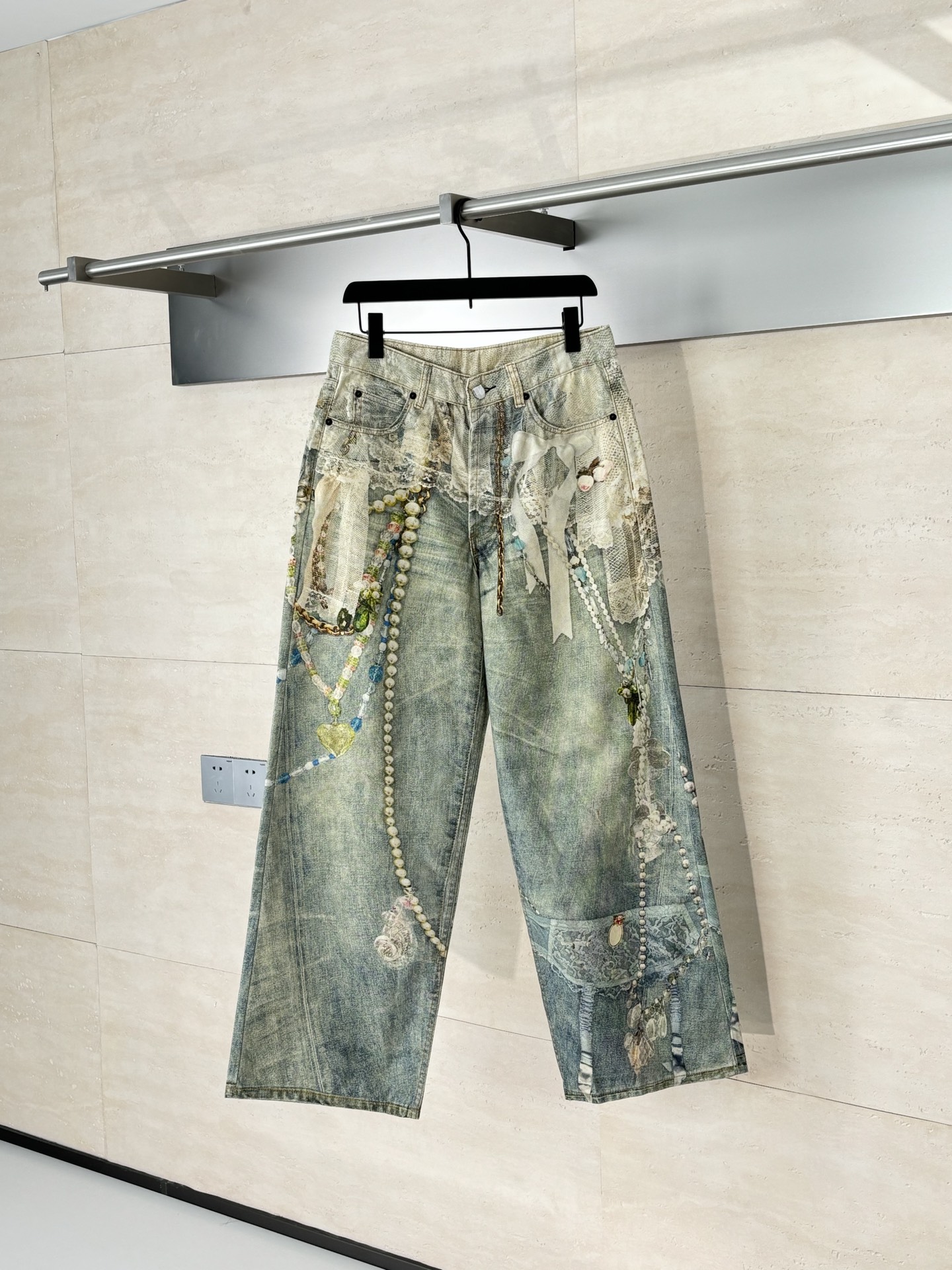 NO:525992,Acne Studio*/25SS lace jeans Custom high-weight organic cotton twill (14oz) is specially developed for ACNE. It is blended with long lumpy cotton + 2 elastic fibers to ensure a crisp and moderate ductility and is suitable for loose cutting. The fabric is pre-shrinked to prevent deformation, and then softens the fibers through cellulase washing to improve skin-friendly properties, while retaining the unique rough texture of the twill. The cotton fibers are biopolished by cellulase, decomposing the surface hairs, so that the fabric feels super soft and glutinous, while retaining the natural breathability of the cotton. This process is more environmentally friendly than traditional stone washing, reducing physical damage to the fibers. SizeS/M/L/XL,,acne studios,dior,jeans,alexander wang19860909Acne Studio*/25SS 蕾丝牛仔裤 定制高克重有机棉斜纹布（14oz）专为ACNE开发,采用长绒棉+2弹性纤维混纺,确保挺括感与适度延展性,适合宽松剪裁.面料先经预缩防止变形,再通过纤维素酶洗软化纤维,提升亲肤性,同时保留斜纹布特有的粗犷纹理.通过纤维素酶对棉纤维进行生物抛光,分解表面毛羽,使面料触感达到超柔糯化效果,同时保留棉的天然透气性.此工艺相较传统石洗更环保,减少了对纤维的物理损伤.  SizeS/M/L/XL,,acne studios,dior,jeans,alexander wang,Men's clothing