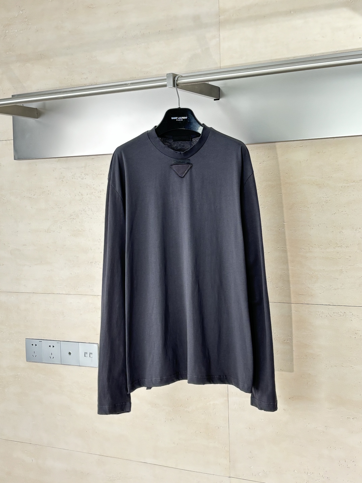 NO:526000,Prad*/Prad*/Prad* 25FW Pencil Gray Triangle Long Sleeve Fixed 50S 190G Combed Plain Fabric, non-market general grey fabric, needs to be customized from the yarn ratio and loom parameters throughout the process. The combed process removes short fiber impurities to ensure longer and more uniform yarns, and the surface of the fabric is smooth and hairless. Special fixed-dye pencil gray, individual color adjustment instead of using standard color cards, multiple proofings need to be matched with the low saturation gray tone specified by Prada. SizeS/M/L/XL,,prada,prada,alexander wang19860909Prad*/普拉达 25FW 铅笔灰三角标长袖 定织50S 190G精梳平纹面料,非市场通用坯布,需从纱线配比、织机参数全程定制.通过精梳工艺去除短纤维杂质,确保纱线更长、更均匀,织物表面光洁无毛羽.特殊定染铅笔灰色,单独调色而非使用标准色卡,需多次打样匹配Prada指定的低饱和度灰调. SizeS/M/L/XL,,prada,prada,alexander wang,Men's clothing