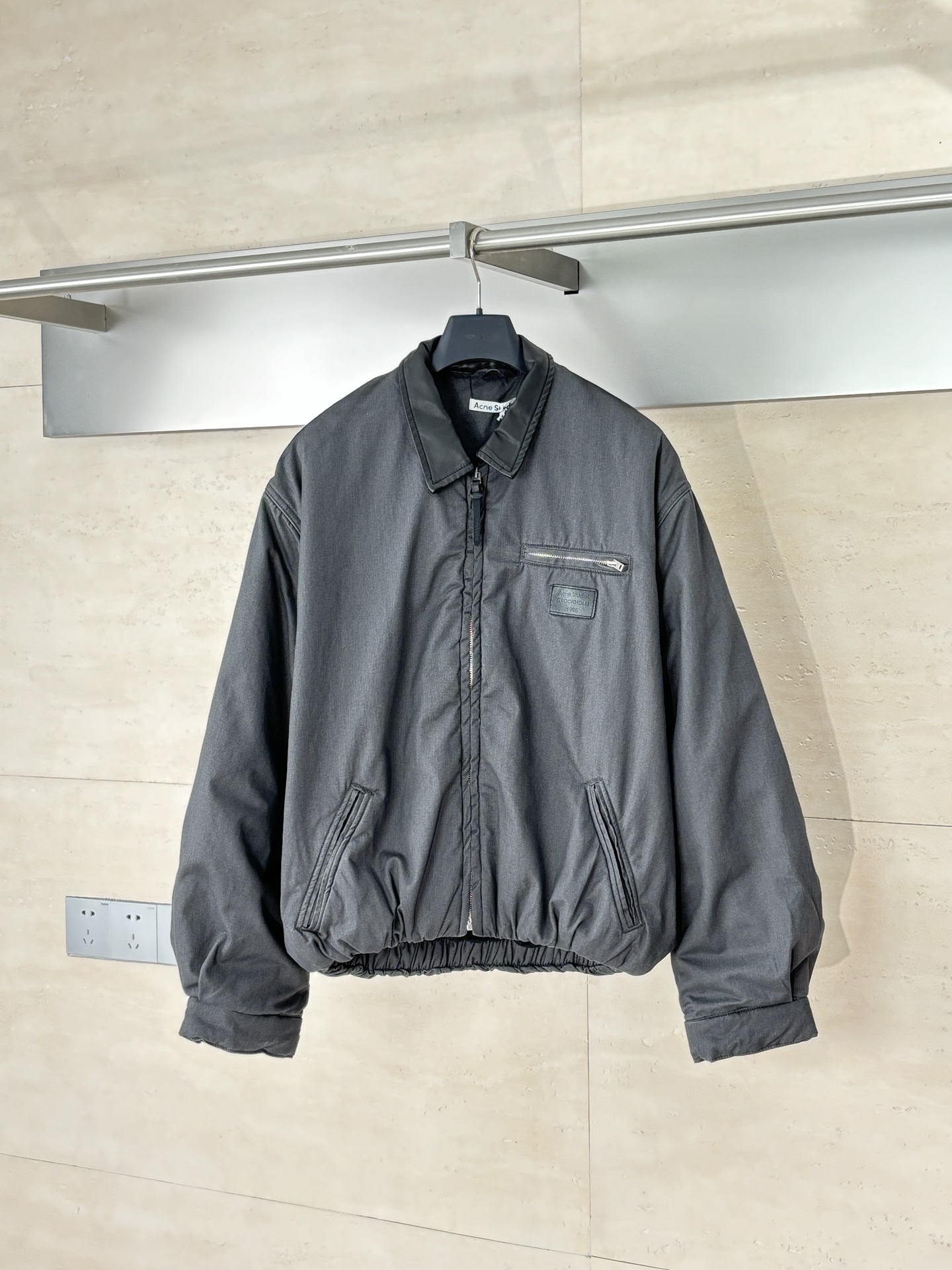 NO:525995,Acne Studio*/25FW Bath style leather collar zipper jacket is made of high-weight 14oz long-wash cotton twill weaving, and is treated with double washing process (enzyme washing + pumice grinding), which presents a natural fading effect, ensuring that the color and fall texture of each jacket is unique. Customized washing leather fabric (litchi pattern) uses a vegetable tanned leather base, which simulates the litchi pattern texture through oil dyeing and mechanical embossing. After washing, softens the cortex and increases the aging layer, avoiding the plastic feeling of industrial coatings. Size38-S/40-M/42-L,,acne studios, jackets & coats, jackets & coats, alexander wang19860909Acne Studi*/25FW 巴恩风皮领夹棉拉链夹克外套 采用高克重14oz长绒棉斜纹织造,经双重洗水工艺（酵素洗+浮石磨）处理,呈现自然褪色效果,确保每件夹克的色落纹理独一无二.定制洗水皮革面料（荔枝纹）选用植鞣革基底,通过油染工艺与机械压纹模拟荔枝纹肌理,洗水后软化皮质并增加做旧层次感,避免工业涂层的塑料感. Size38-S/40-M/42-L,,acne studios,jackets & coats,jackets & coats,alexander wang,Men's clothing