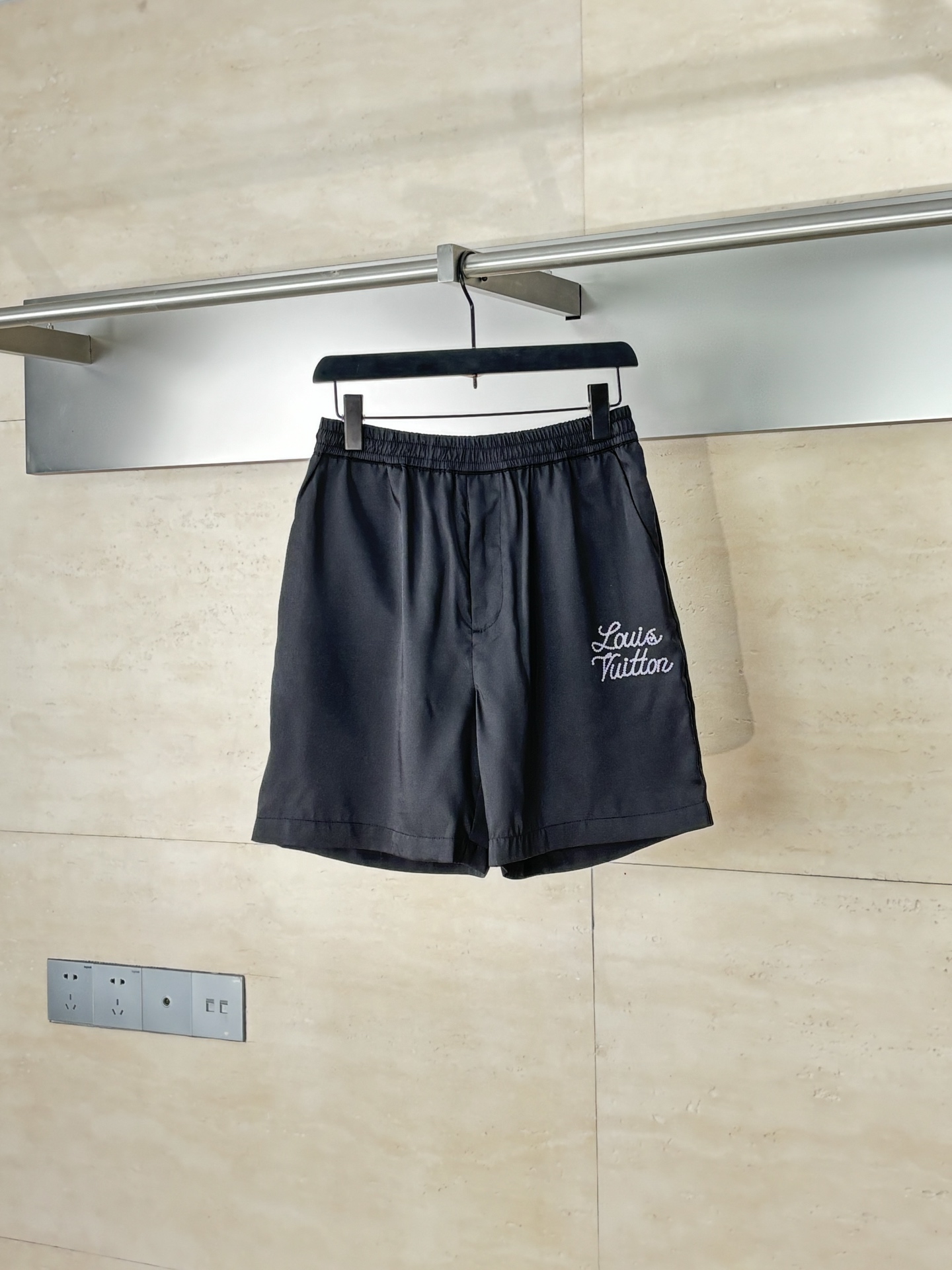 NO:525999,1V/Louis 25FW floral print letter Nigo co-branded mulberry silk suit shorts SizeS/M/L/XL,,louis vuitton, shorts,alexander wang198609091V/路易 25FW 花卉印花字母Nigo联名桑蚕丝套装短裤 SizeS/M/L/XL,,louis vuitton,shorts,alexander wang,Men's clothing